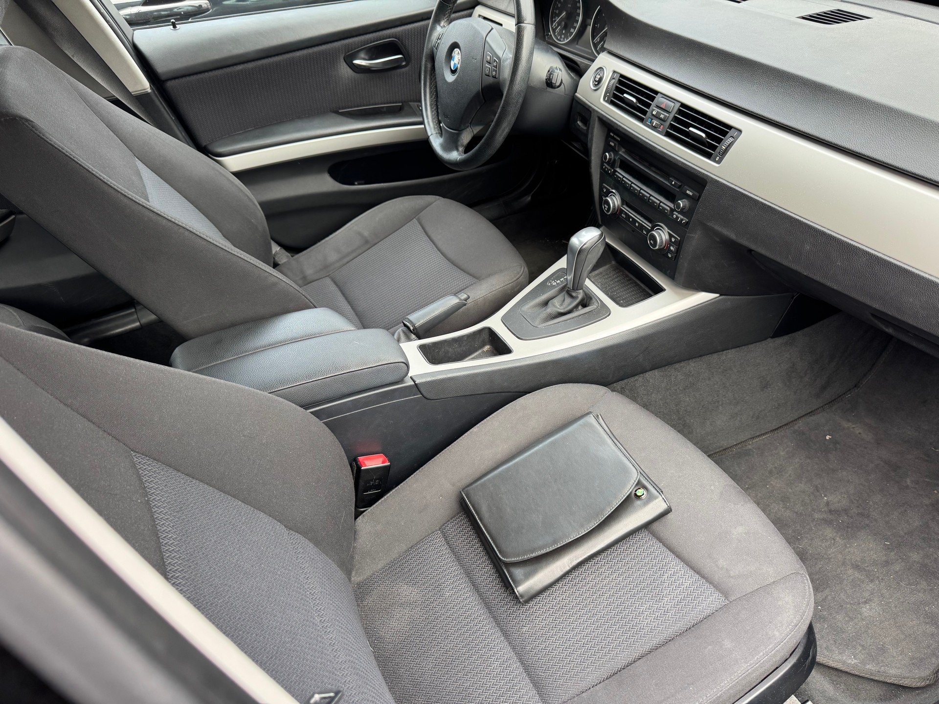 BMW 318i Dynamic Edition Steptronic-image-10
