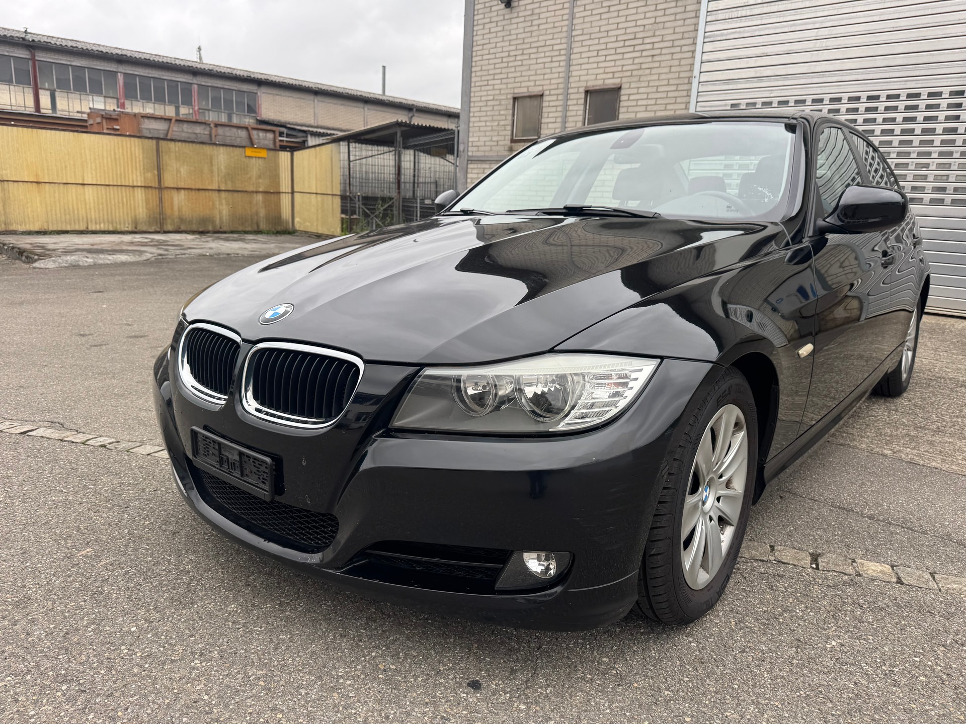 BMW 318i Dynamic Edition Steptronic-image-8