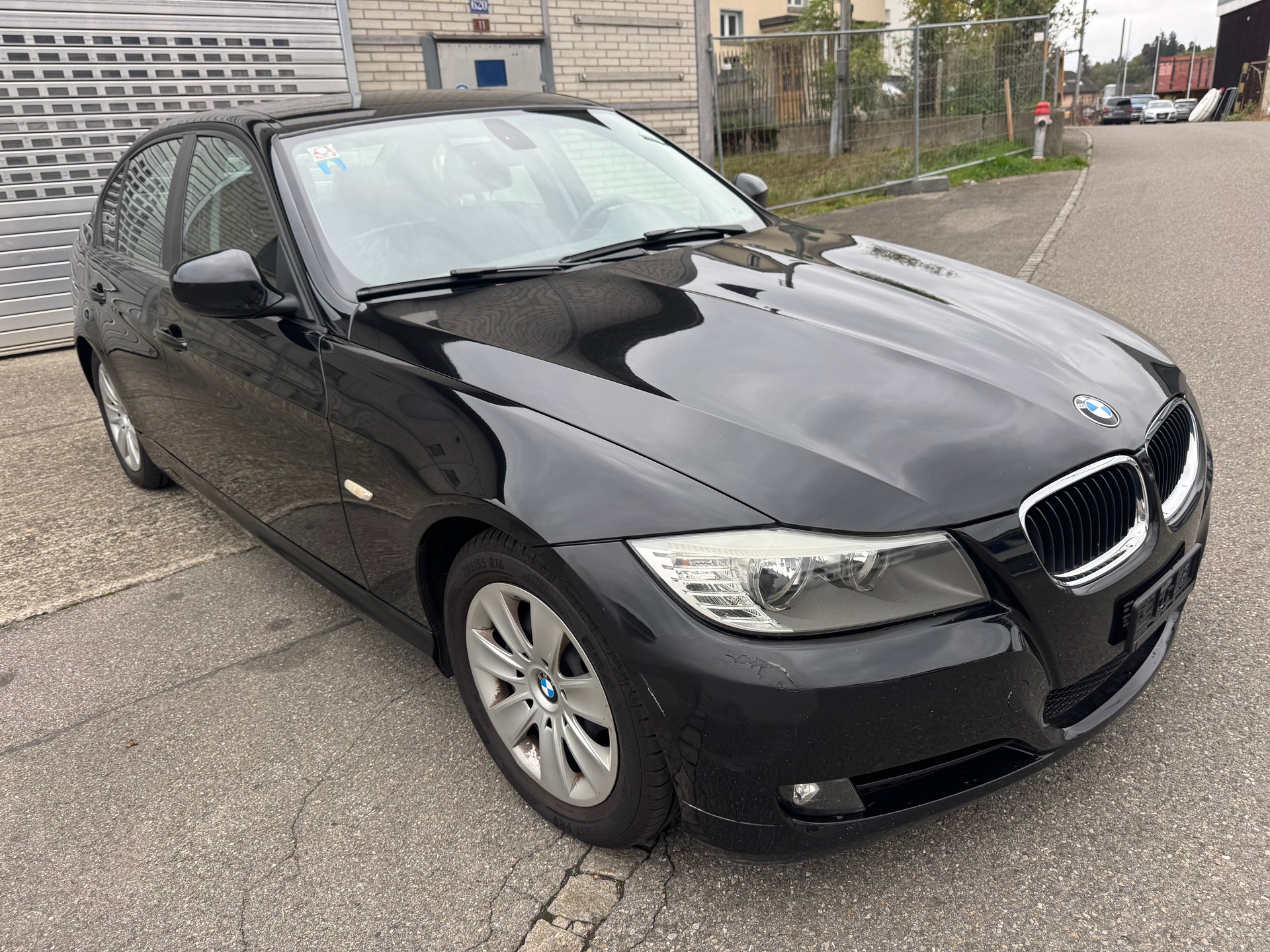 BMW 318i Dynamic Edition Steptronic-image-2