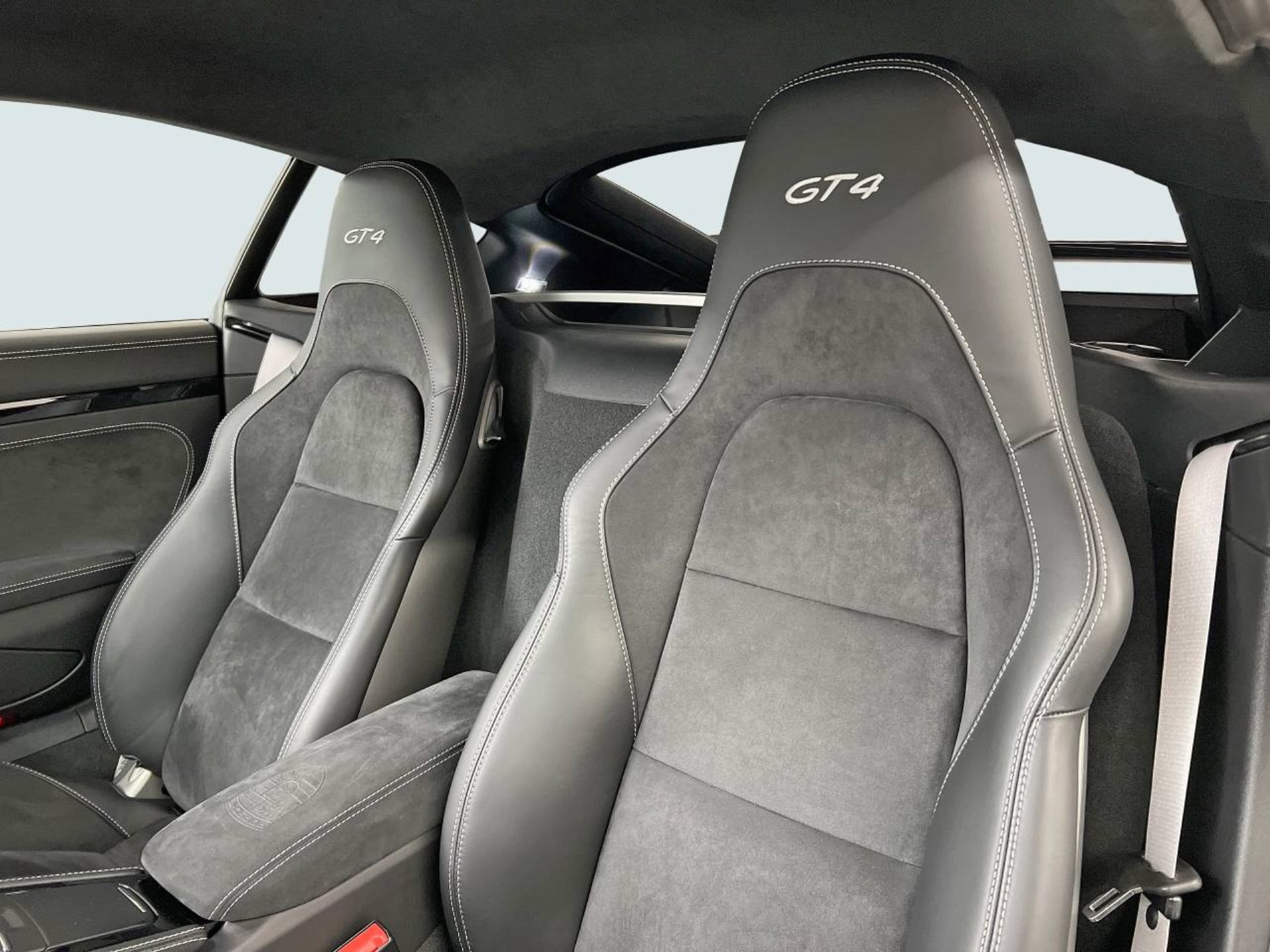 PORSCHE 718 Cayman GT4-image-4