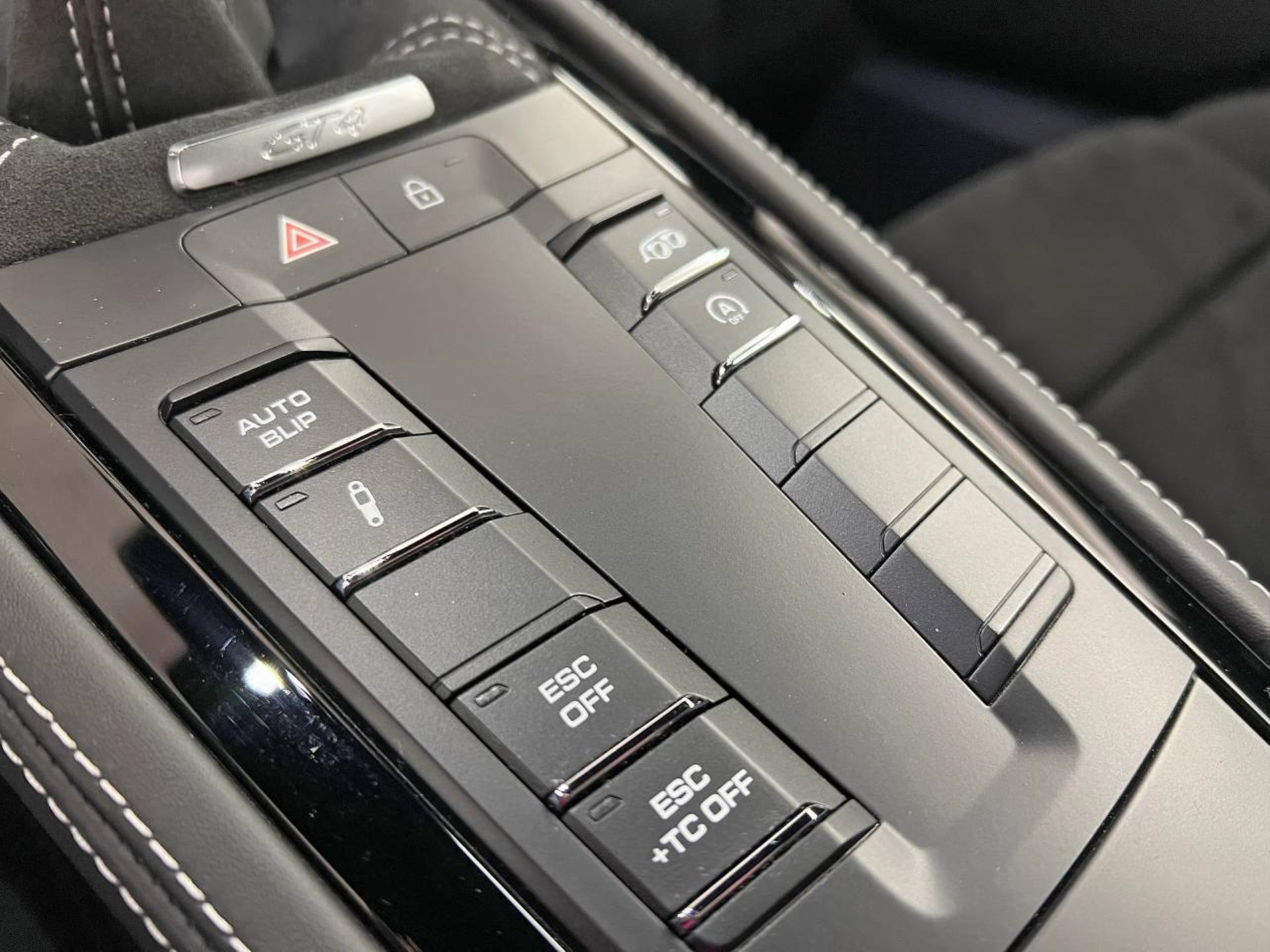 PORSCHE 718 Cayman GT4-image-17