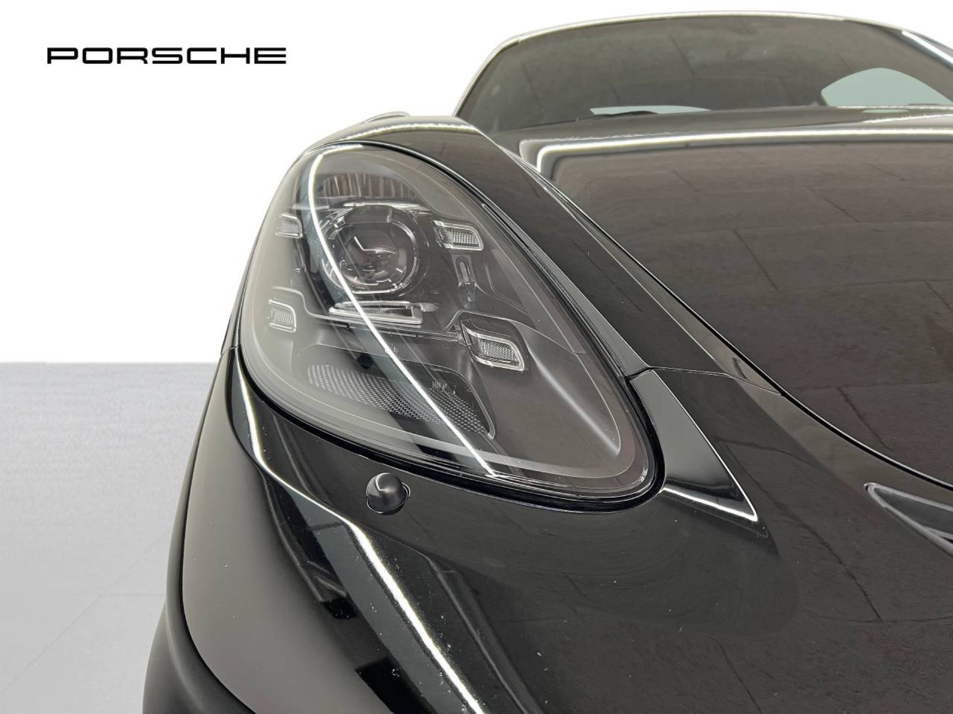PORSCHE 718 Cayman GT4-image-11