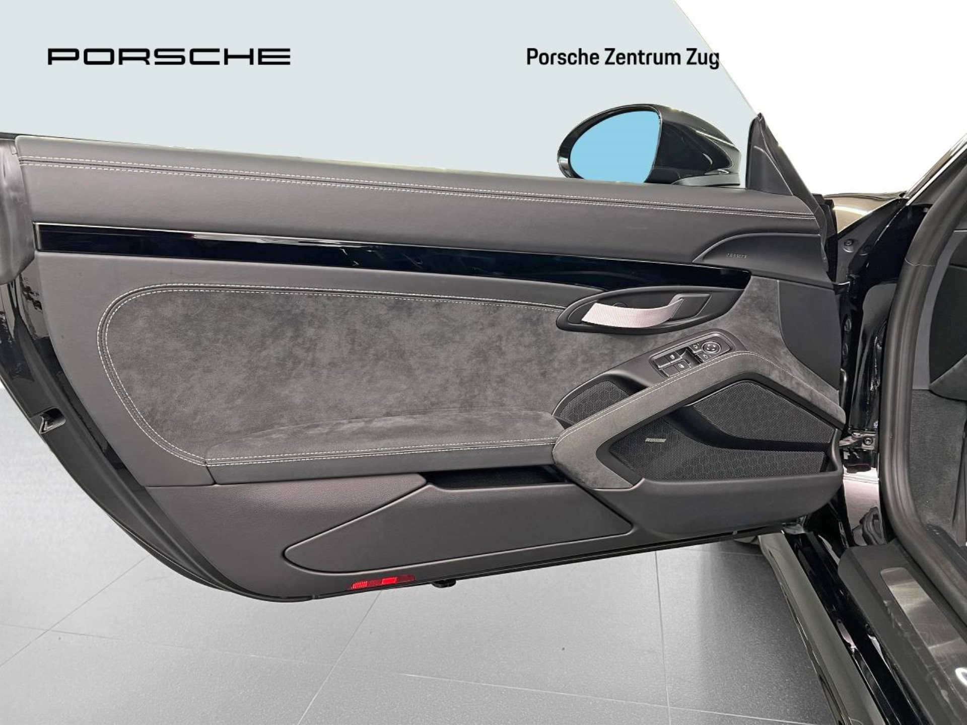 PORSCHE 718 Cayman GT4-image-31