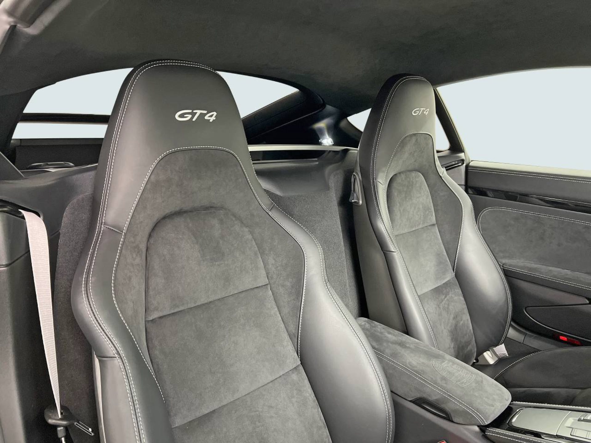 PORSCHE 718 Cayman GT4-image-18