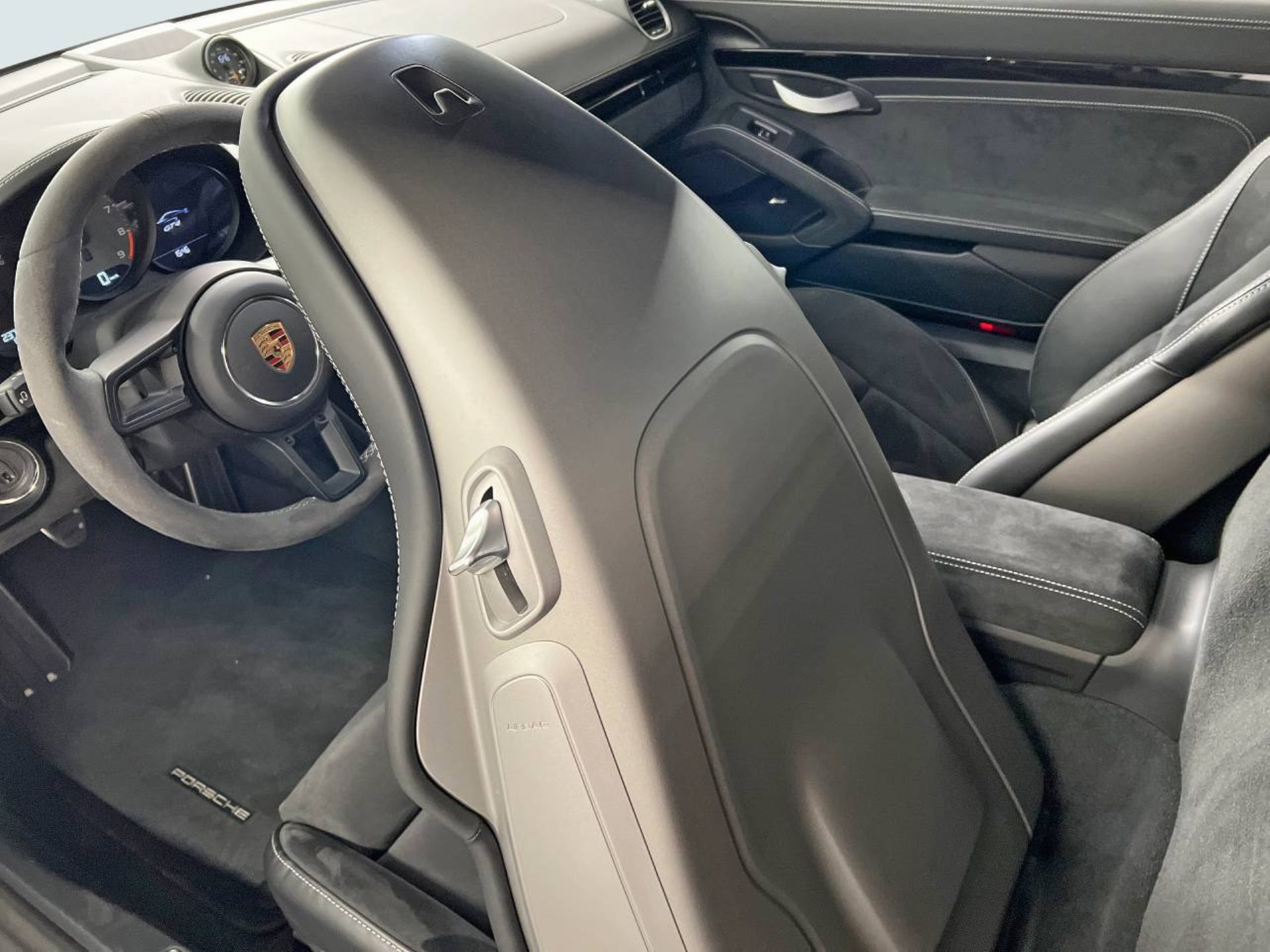 PORSCHE 718 Cayman GT4-image-21