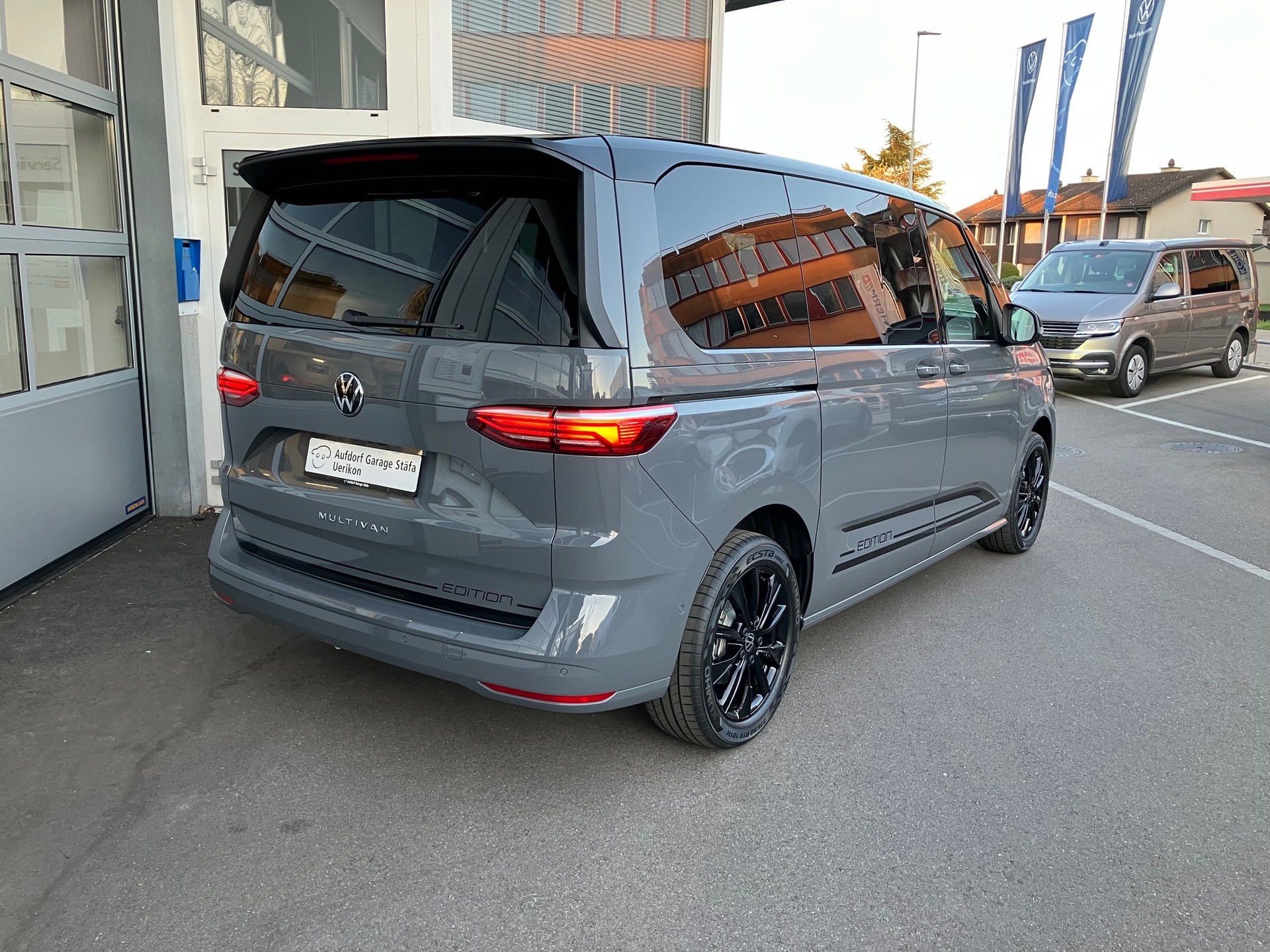 VW Multivan 2.0 TDI Life Edition DSG-image-2