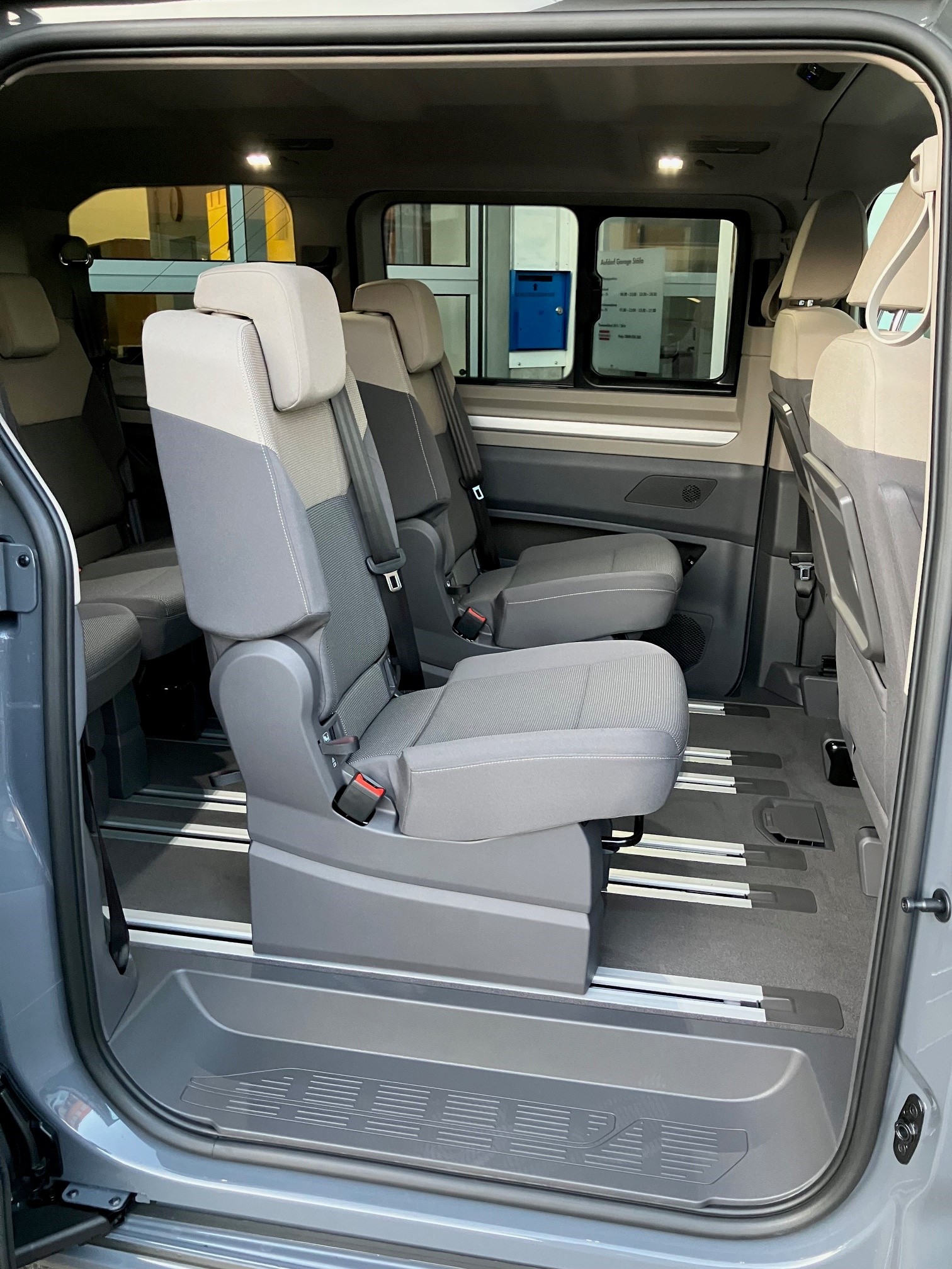 VW Multivan 2.0 TDI Life Edition DSG-image-9