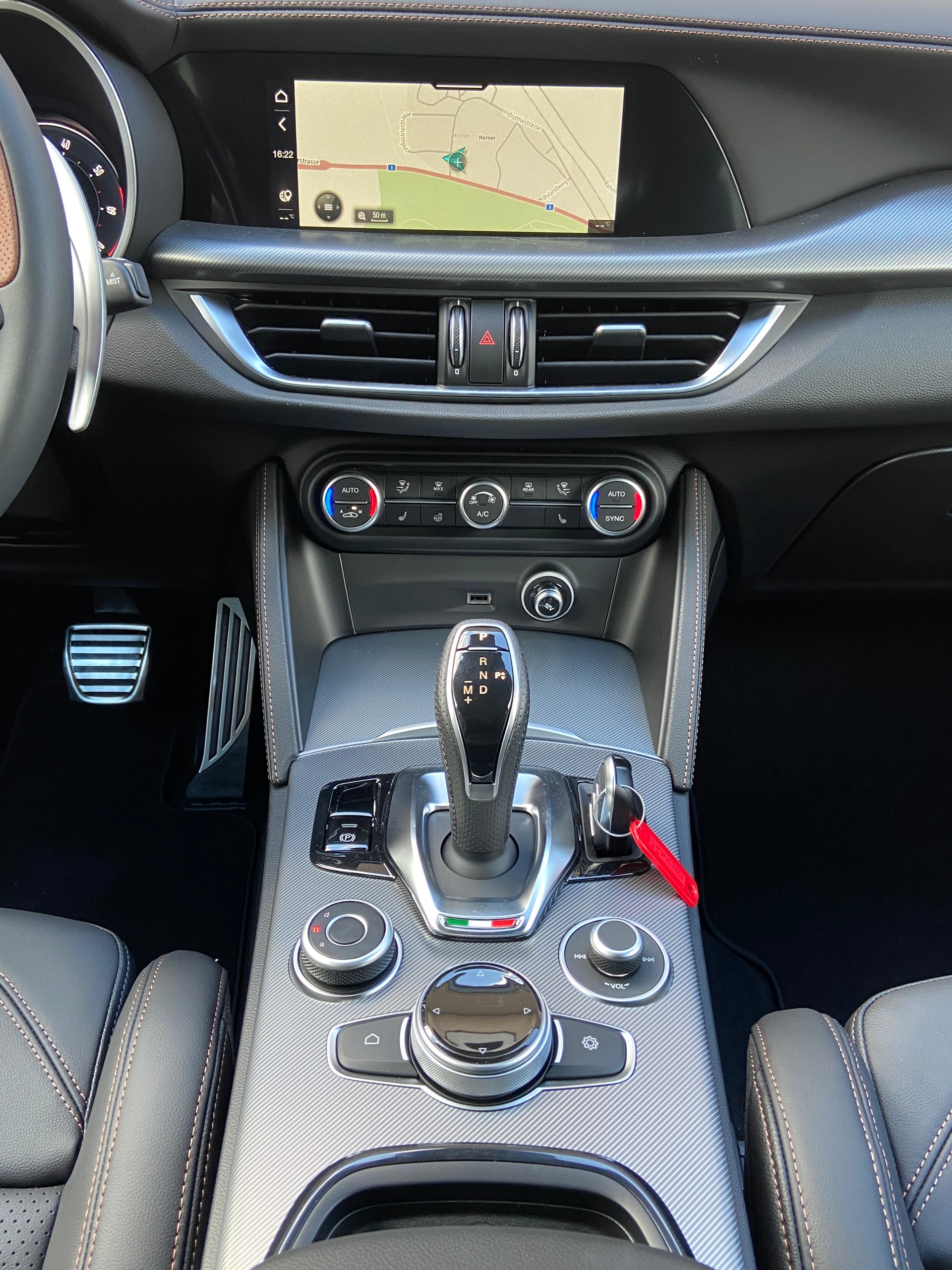 ALFA ROMEO Stelvio 2.0 Intensa Sky Q4 AT8-image-12