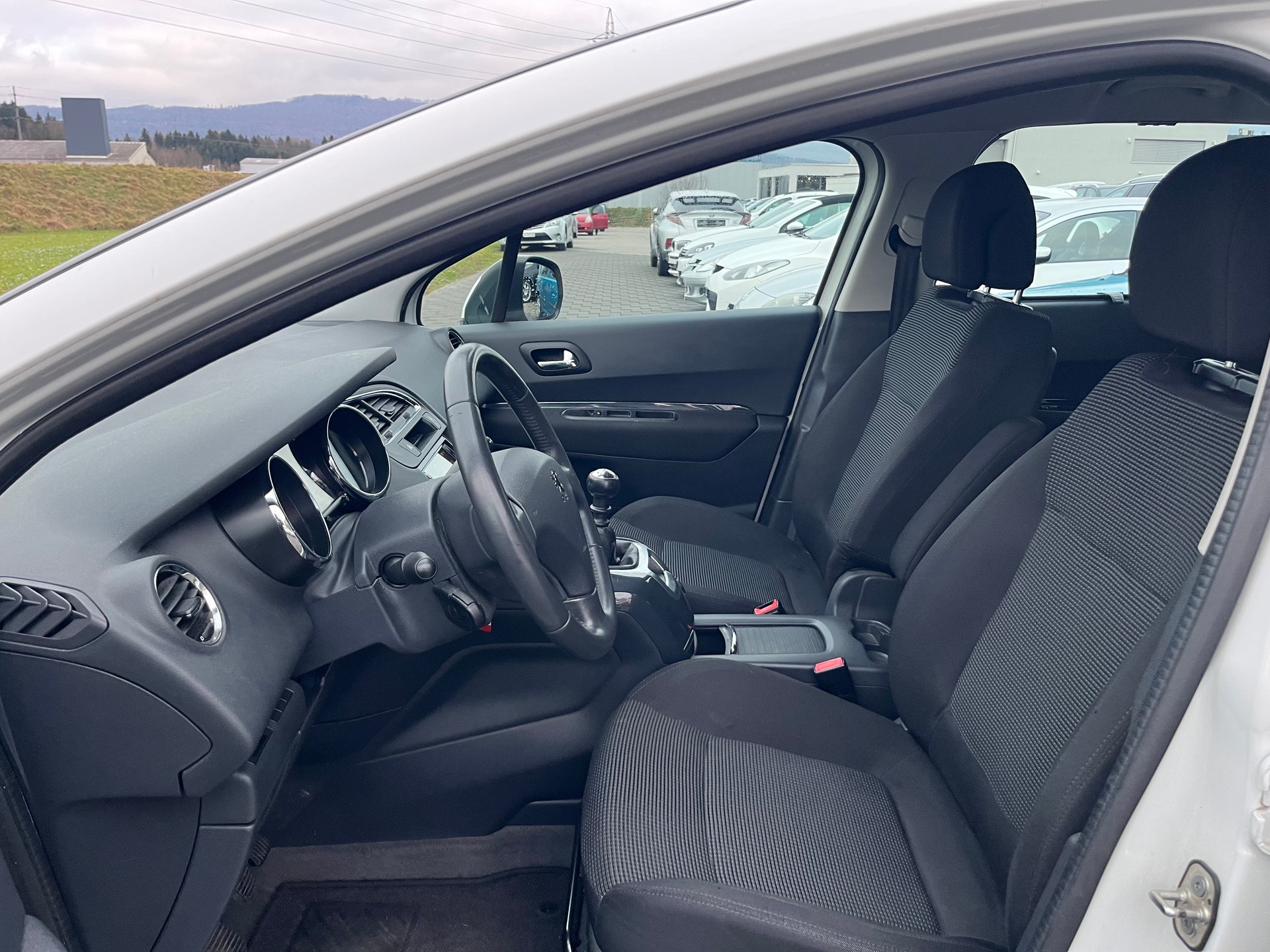 PEUGEOT 5008 1.6 16V T Sport Pack-image-8