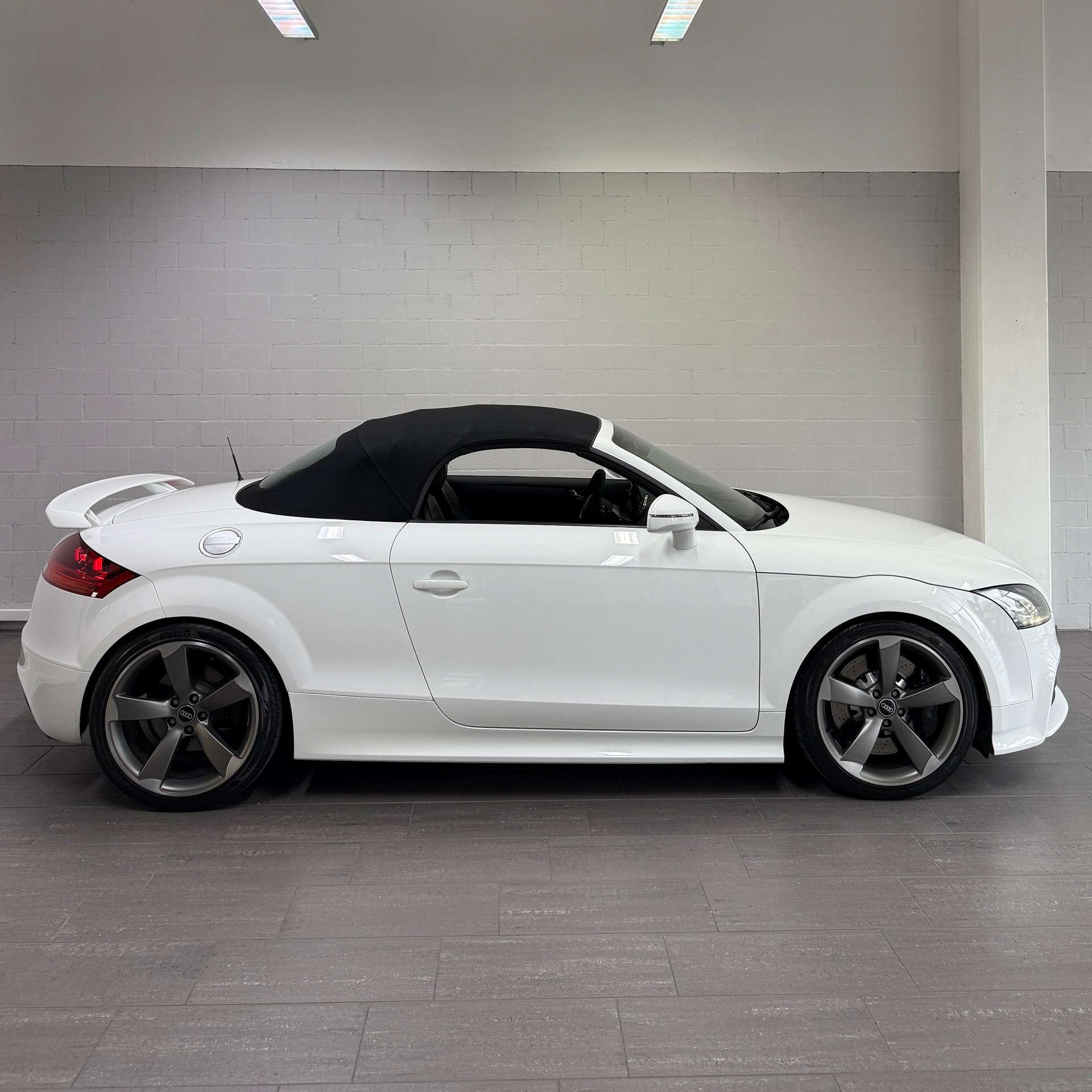 AUDI TT RS Roadster 2.5 TFSI quattro-image-2