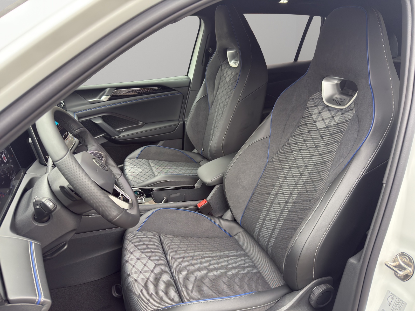VW VW Tiguan R-Line-image-5