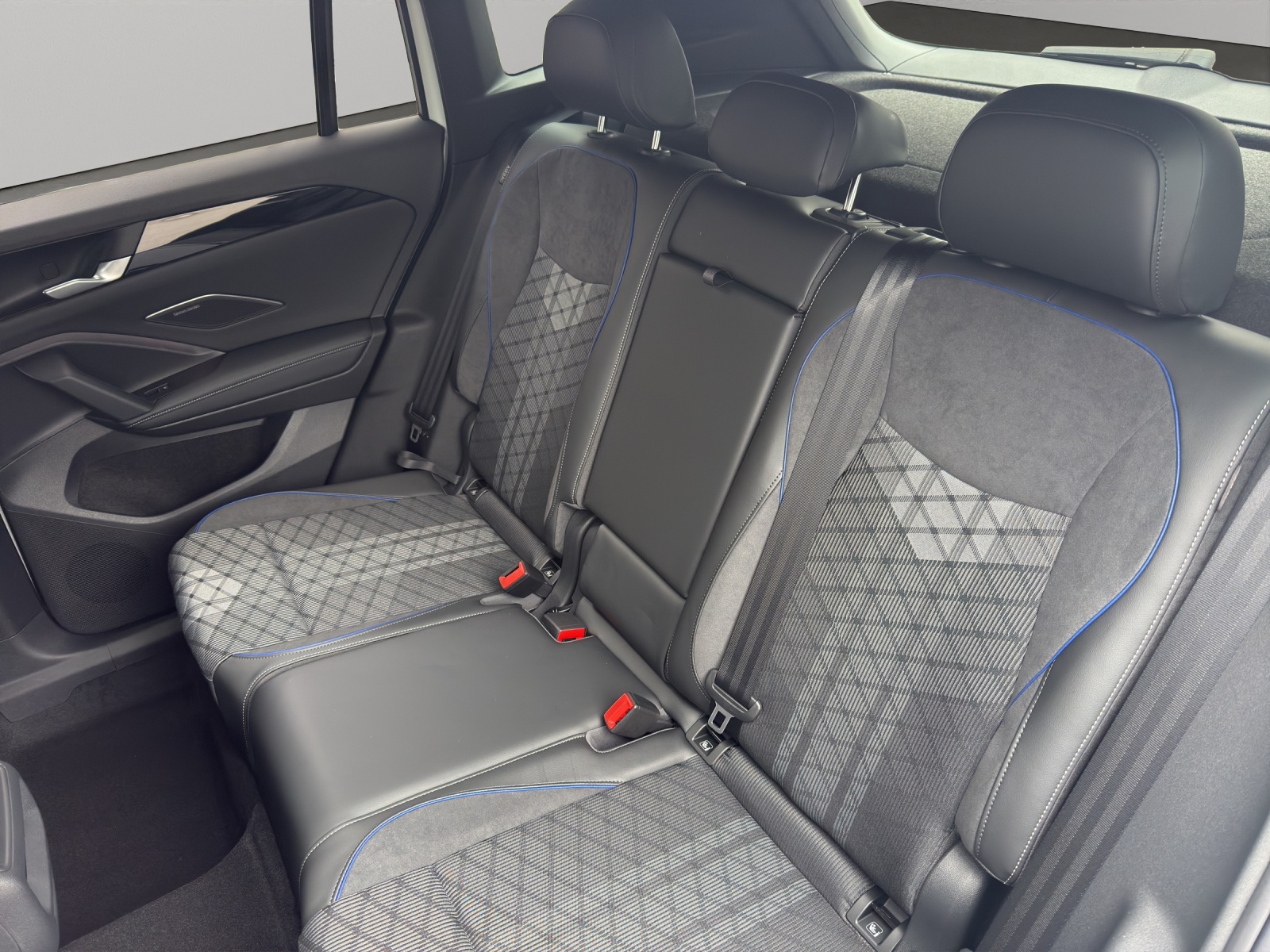 VW VW Tiguan R-Line-image-8