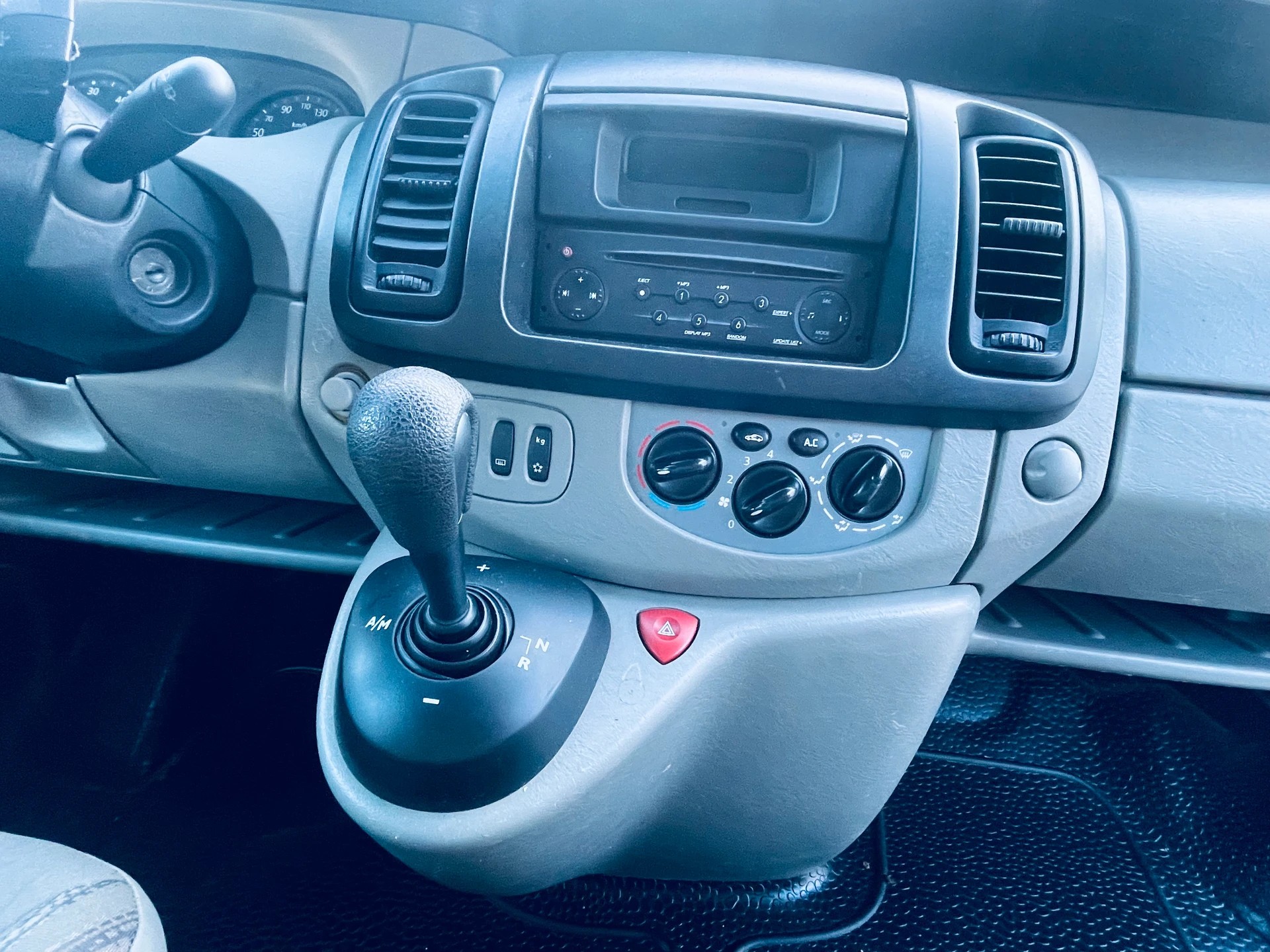 NISSAN Primastar 2.5dCi 150 Premium 2.9t-image-4