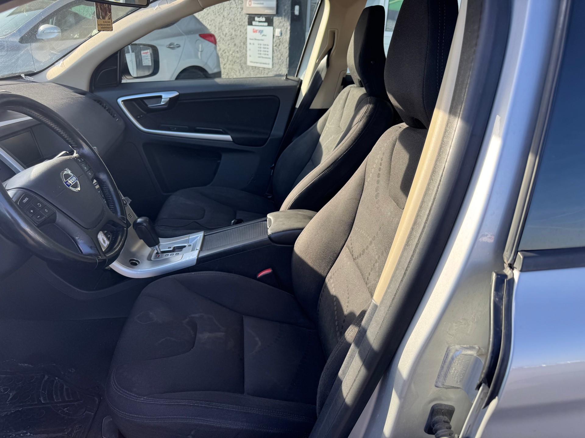 VOLVO XC60 D5 AWD Geartronic-image-5