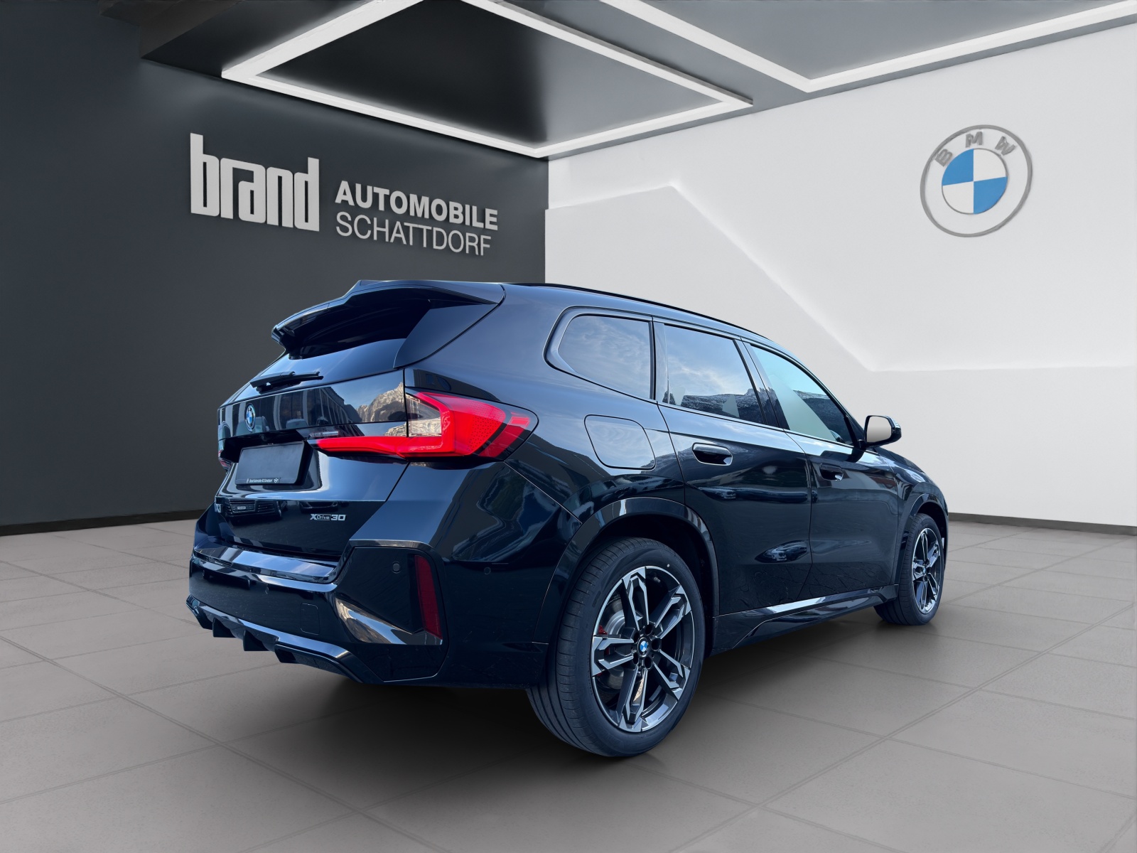 BMW iX1 30 xDrive-image-4