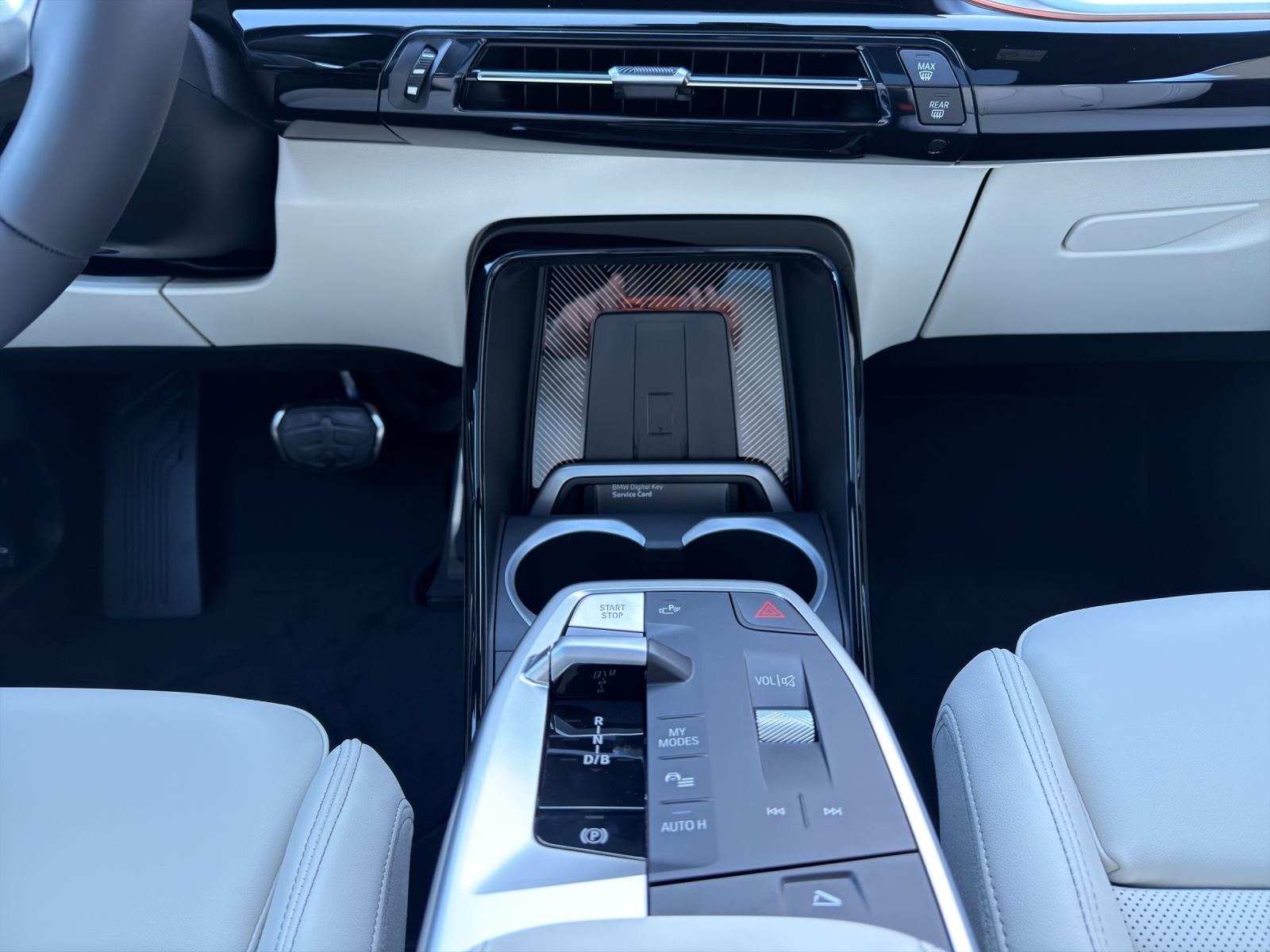 BMW iX1 30 xDrive-image-17
