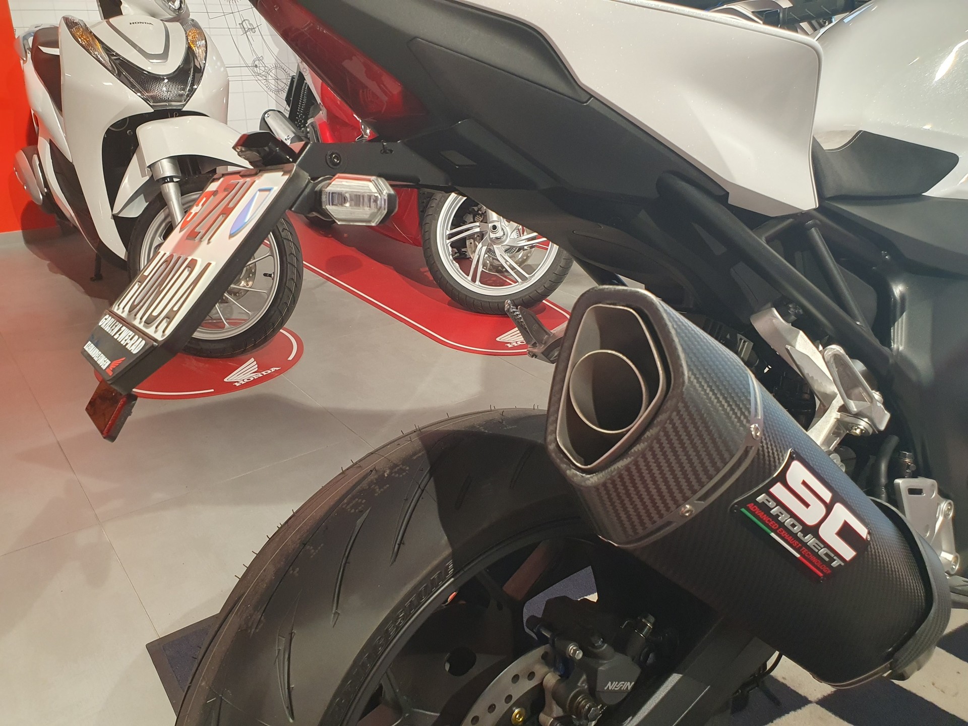 HONDA CB 1000 Hornet-showroom-element-3