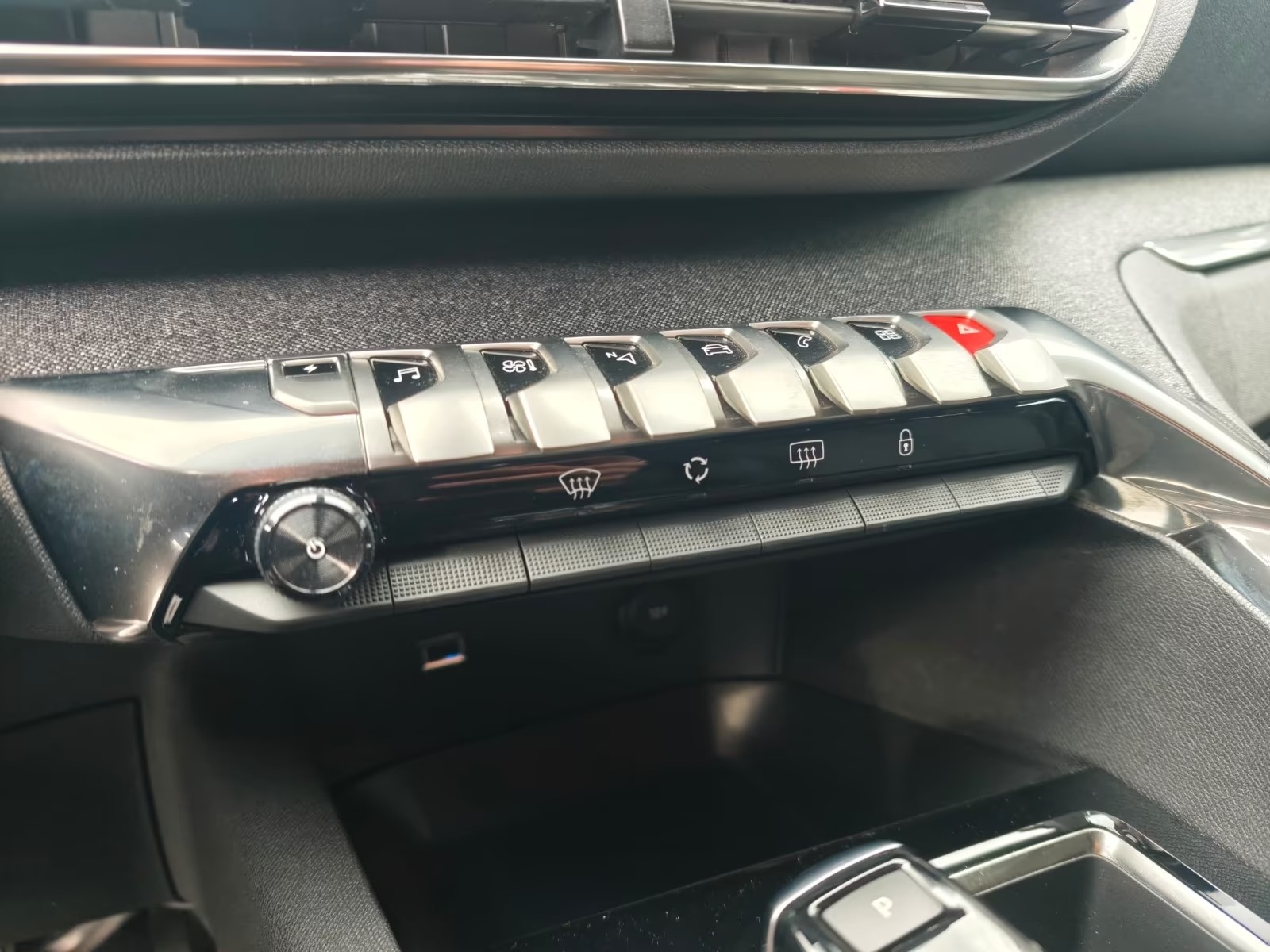 PEUGEOT 3008 1.6 Plug-in Hybrid Allure-image-12