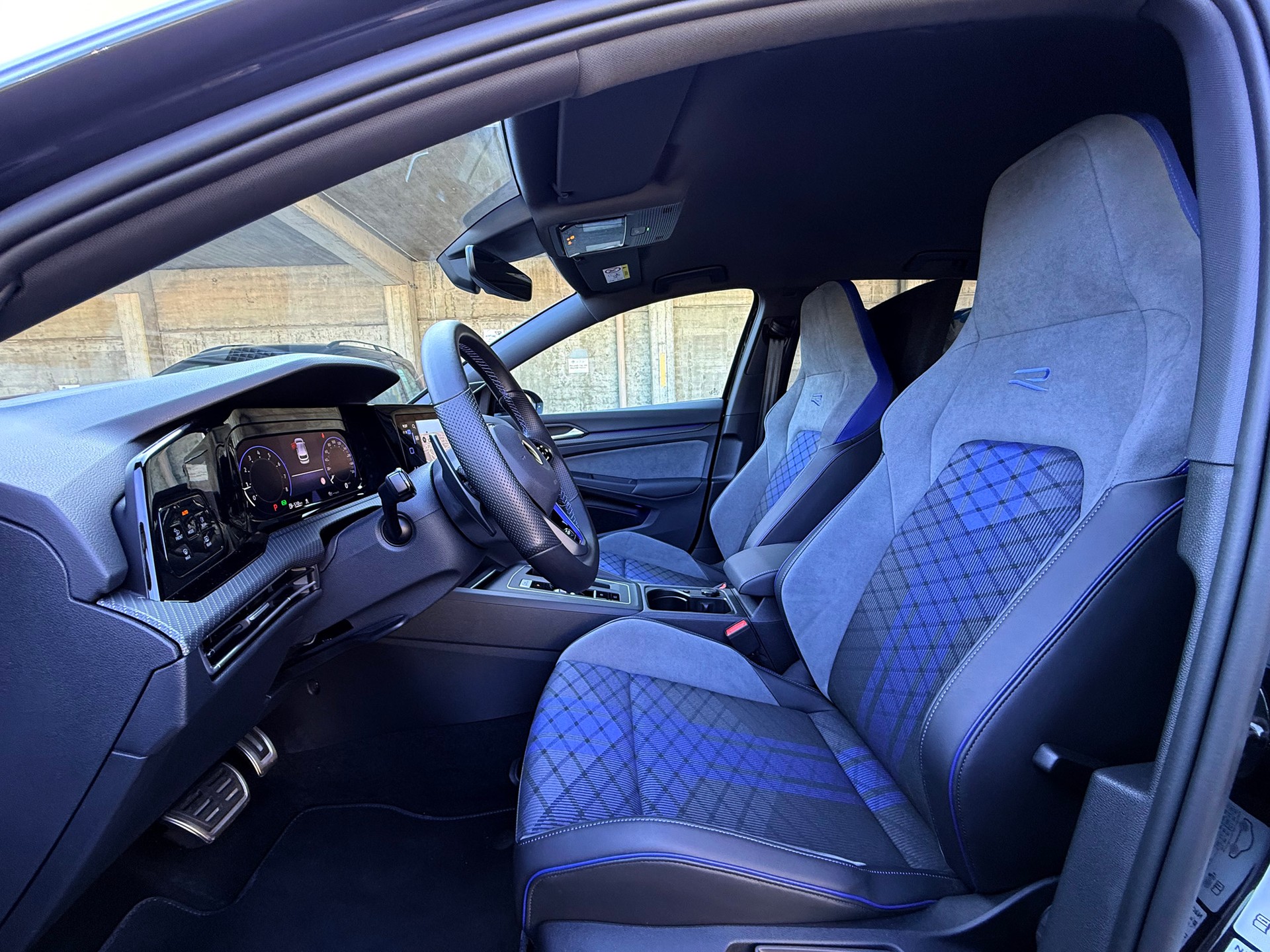 VW Golf 2.0 TSI R DSG 4Motion-image-5