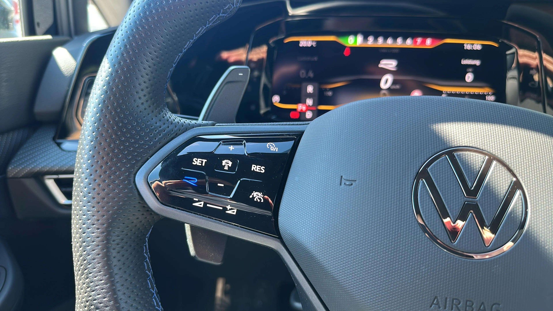 VW Golf 2.0 TSI R DSG 4Motion mit Leder & Akrapovic + DCC-image-8