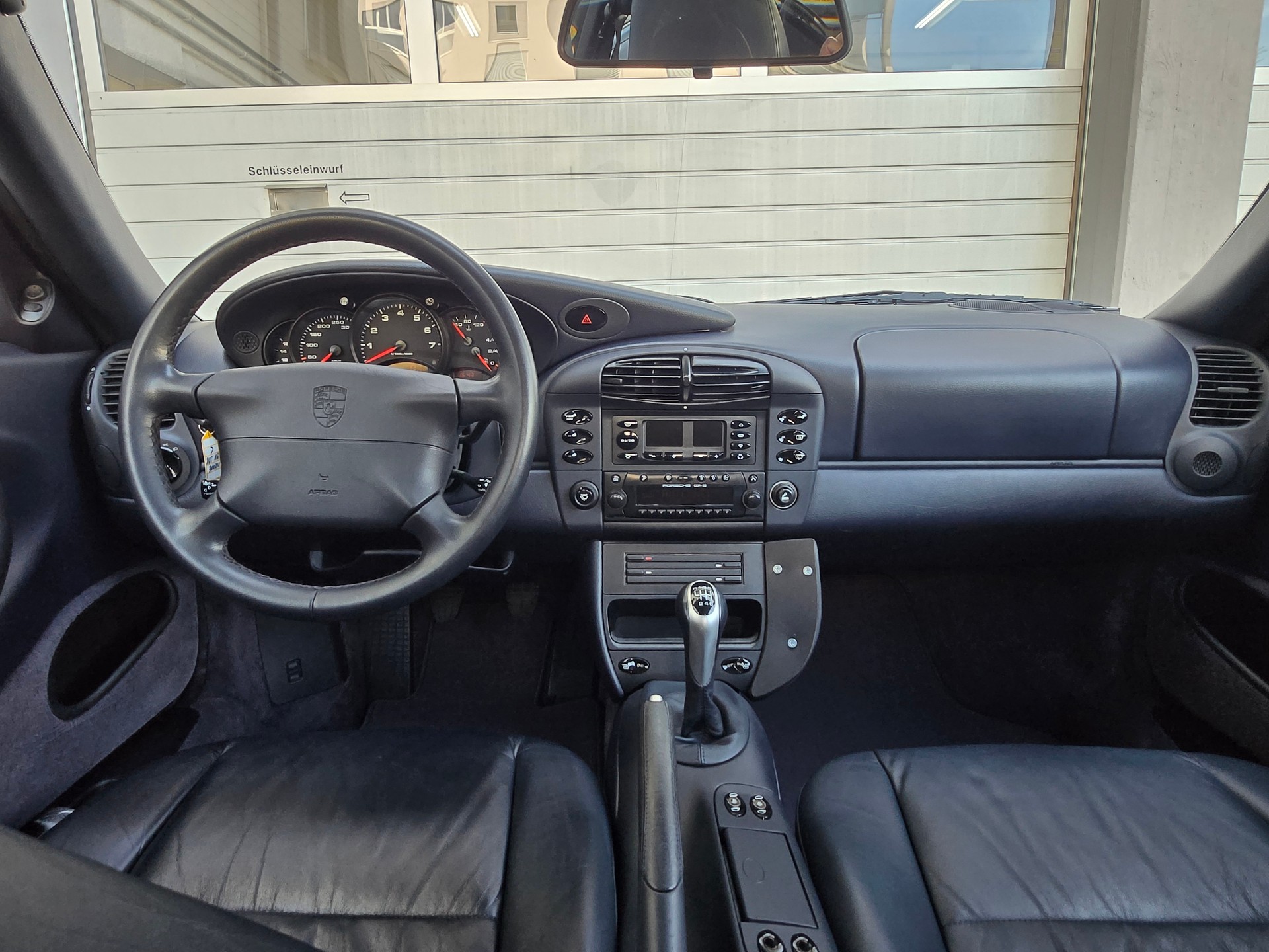 PORSCHE 911 Carrera-image-13