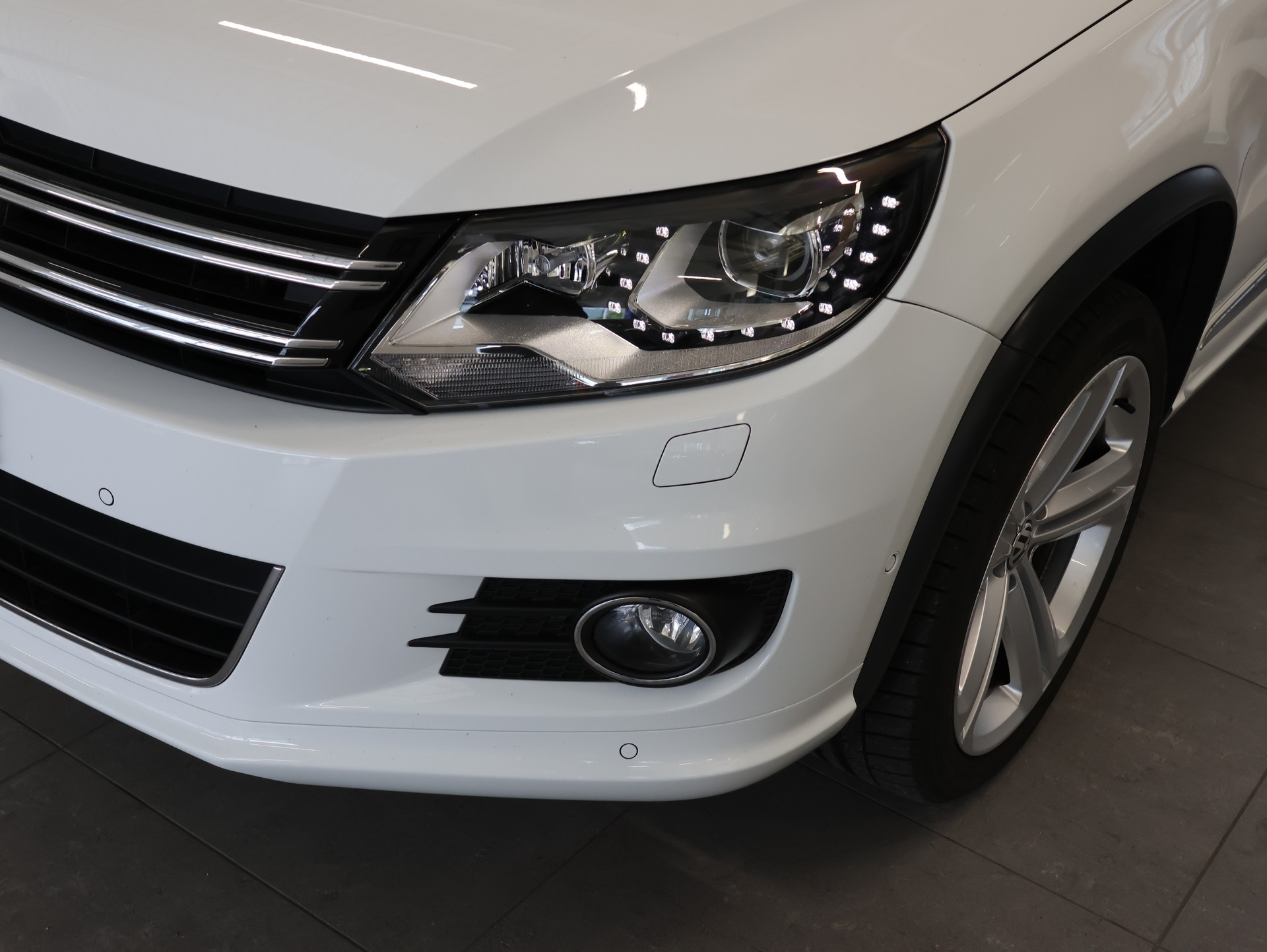 VW Tiguan 2.0 TDI BMT Cup R-Line 4Motion DSG *Rückfahrkamera* *R-Line* *4 Motion Allrad*-image-9