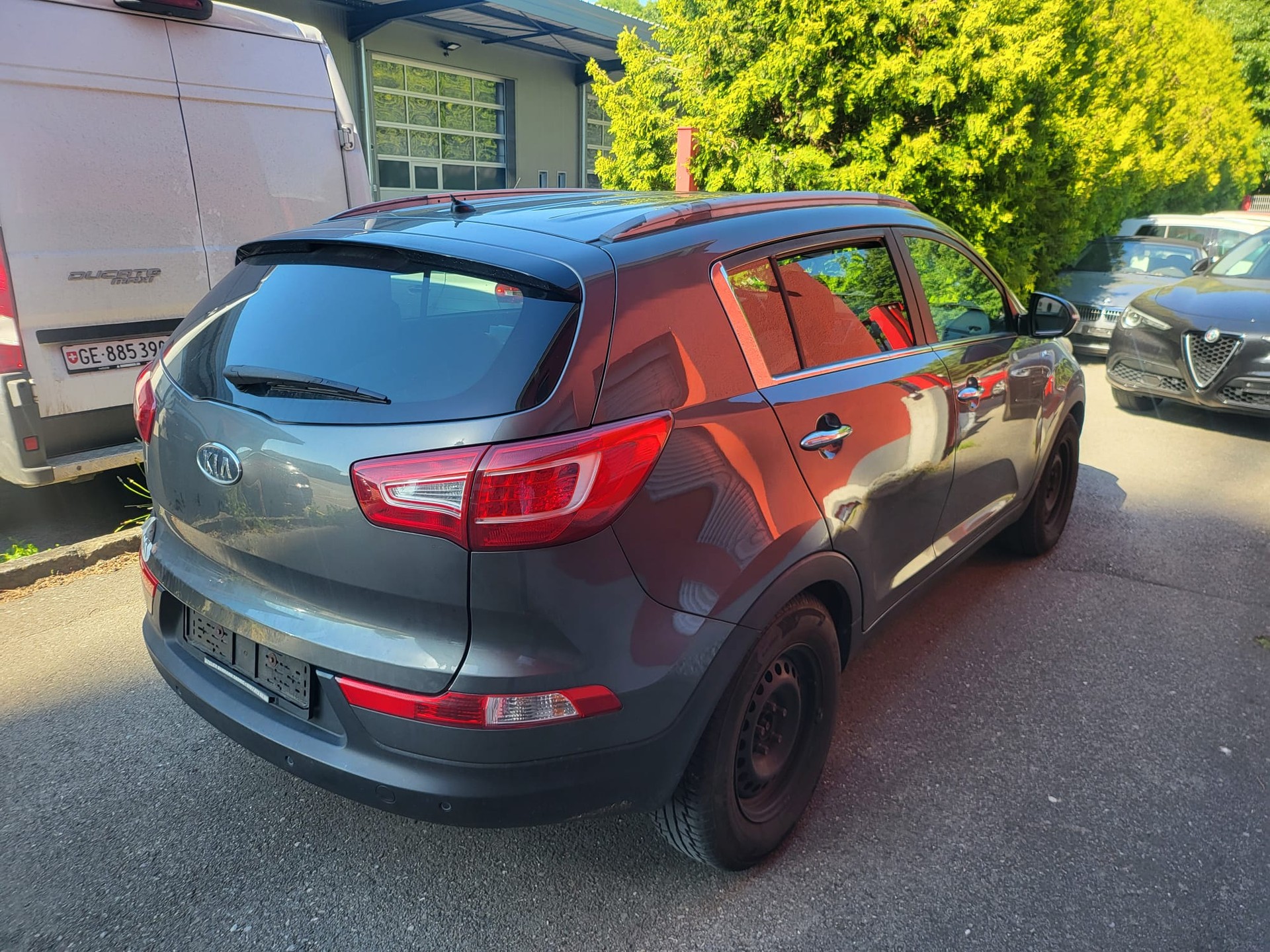 KIA Sportage 2.0 CRDi Trend 4WD Automatic-image-4