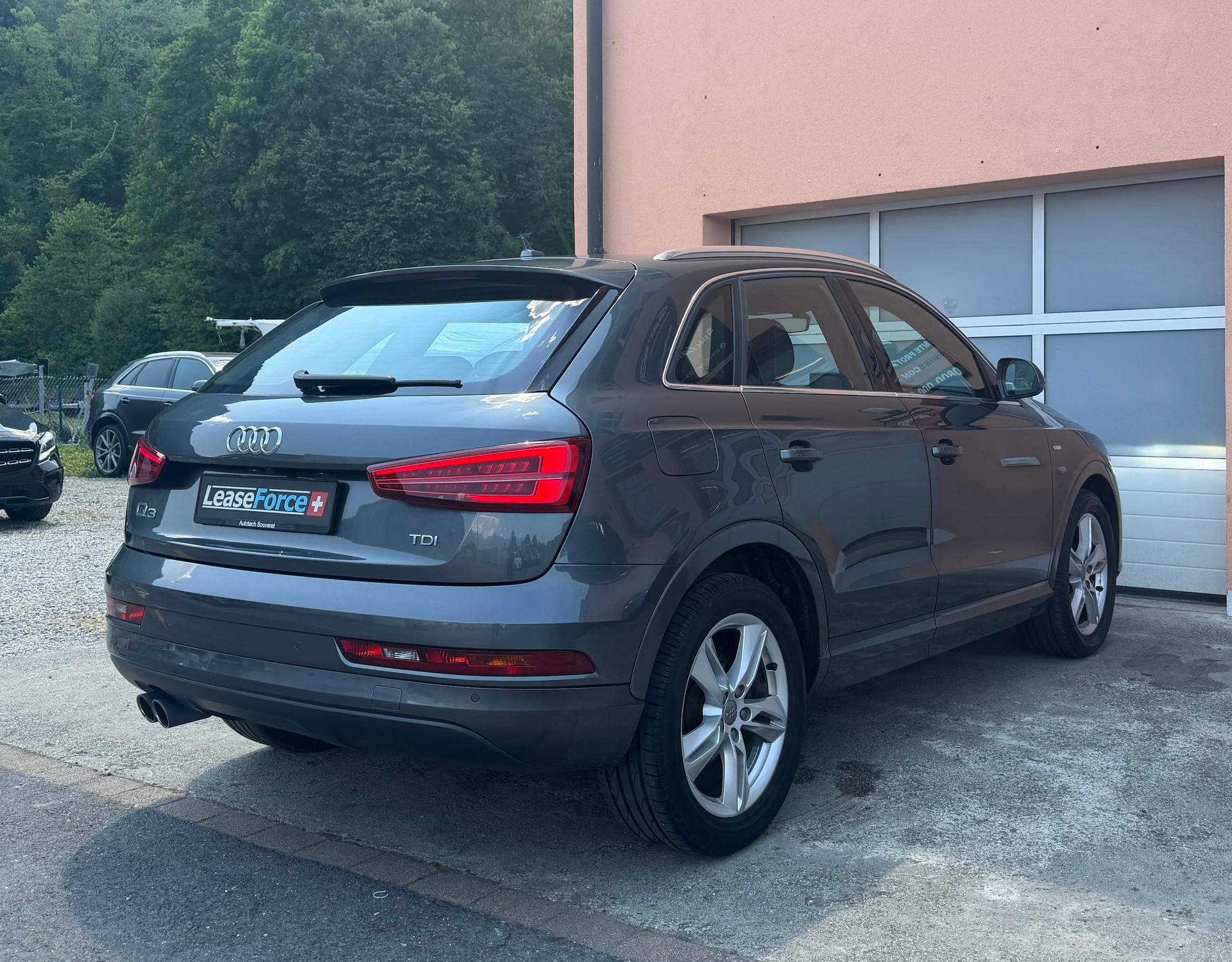 AUDI Q3 2.0 TDI S-Line-image-3