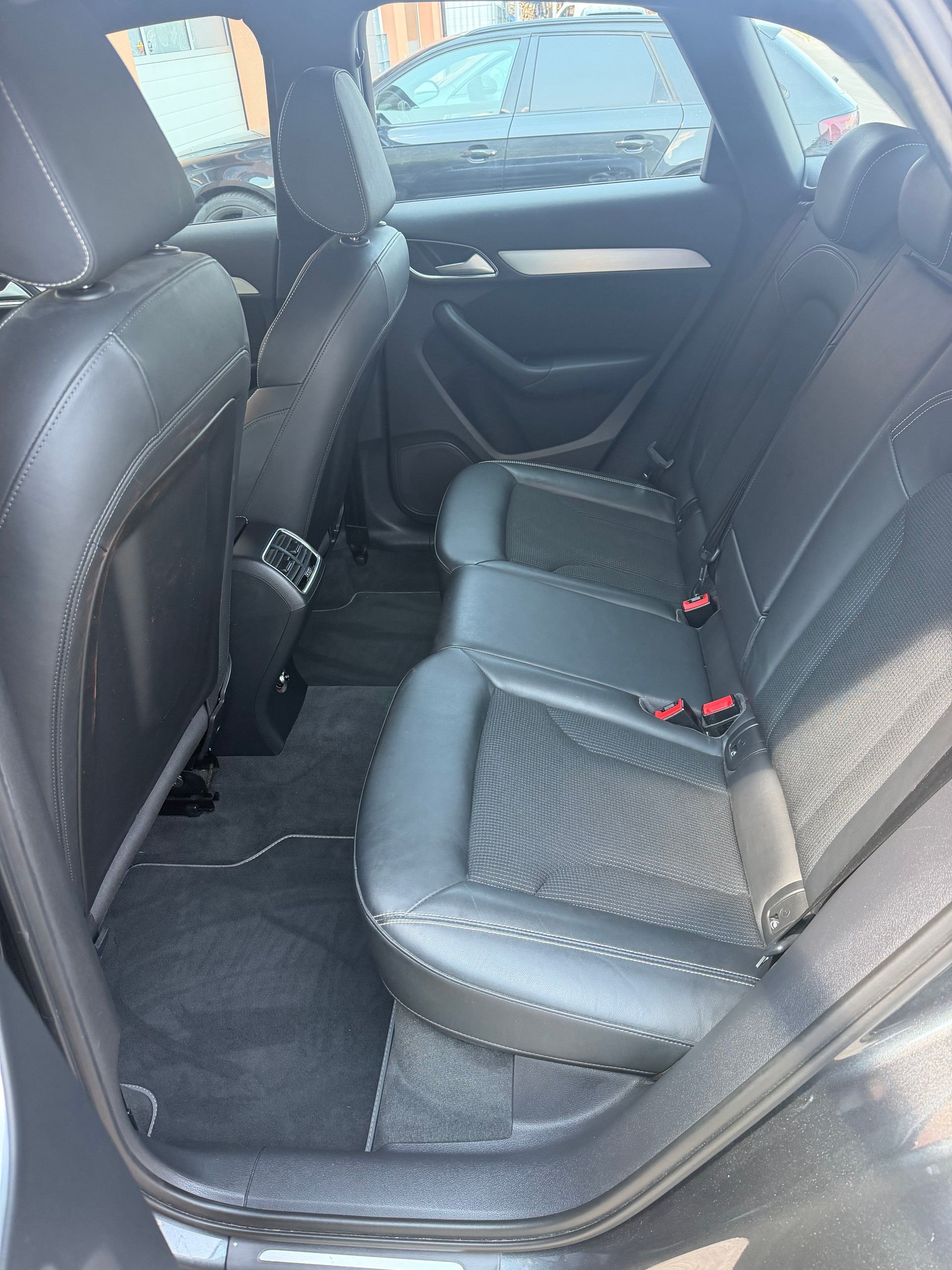 AUDI Q3 2.0 TDI S-Line-image-12