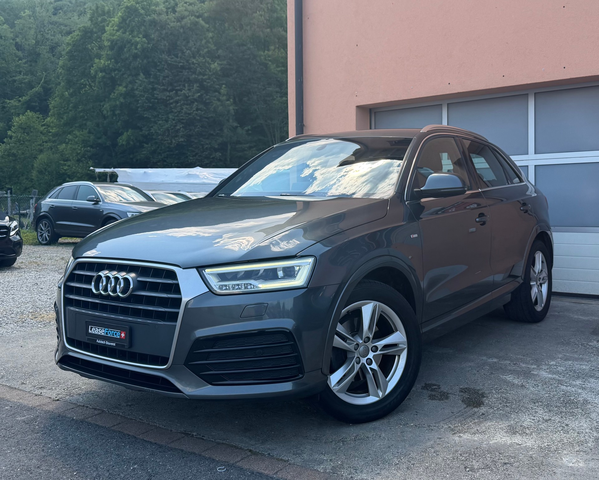 AUDI Q3 2.0 TDI S-Line-image-1
