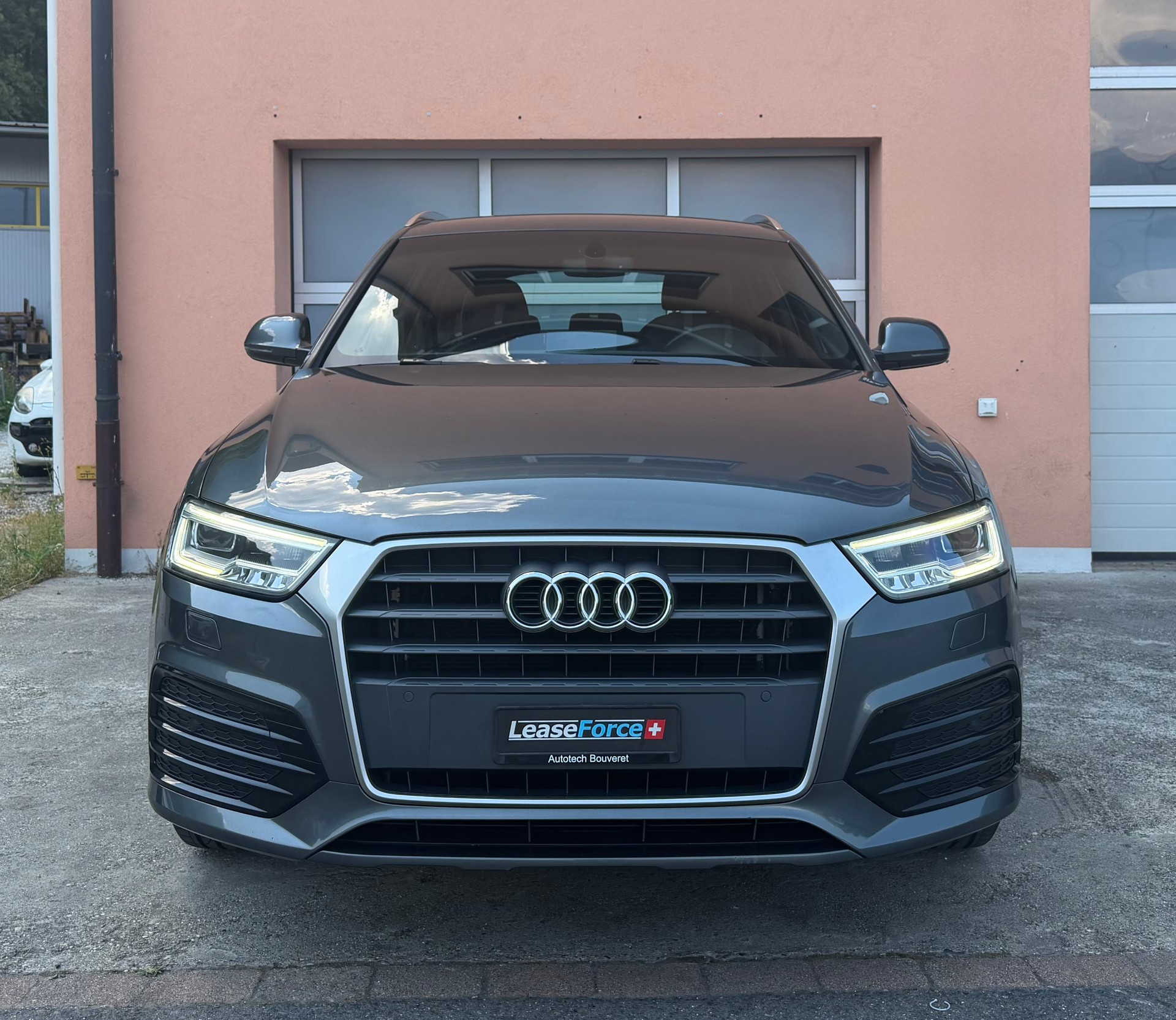 AUDI Q3 2.0 TDI S-Line-image-4