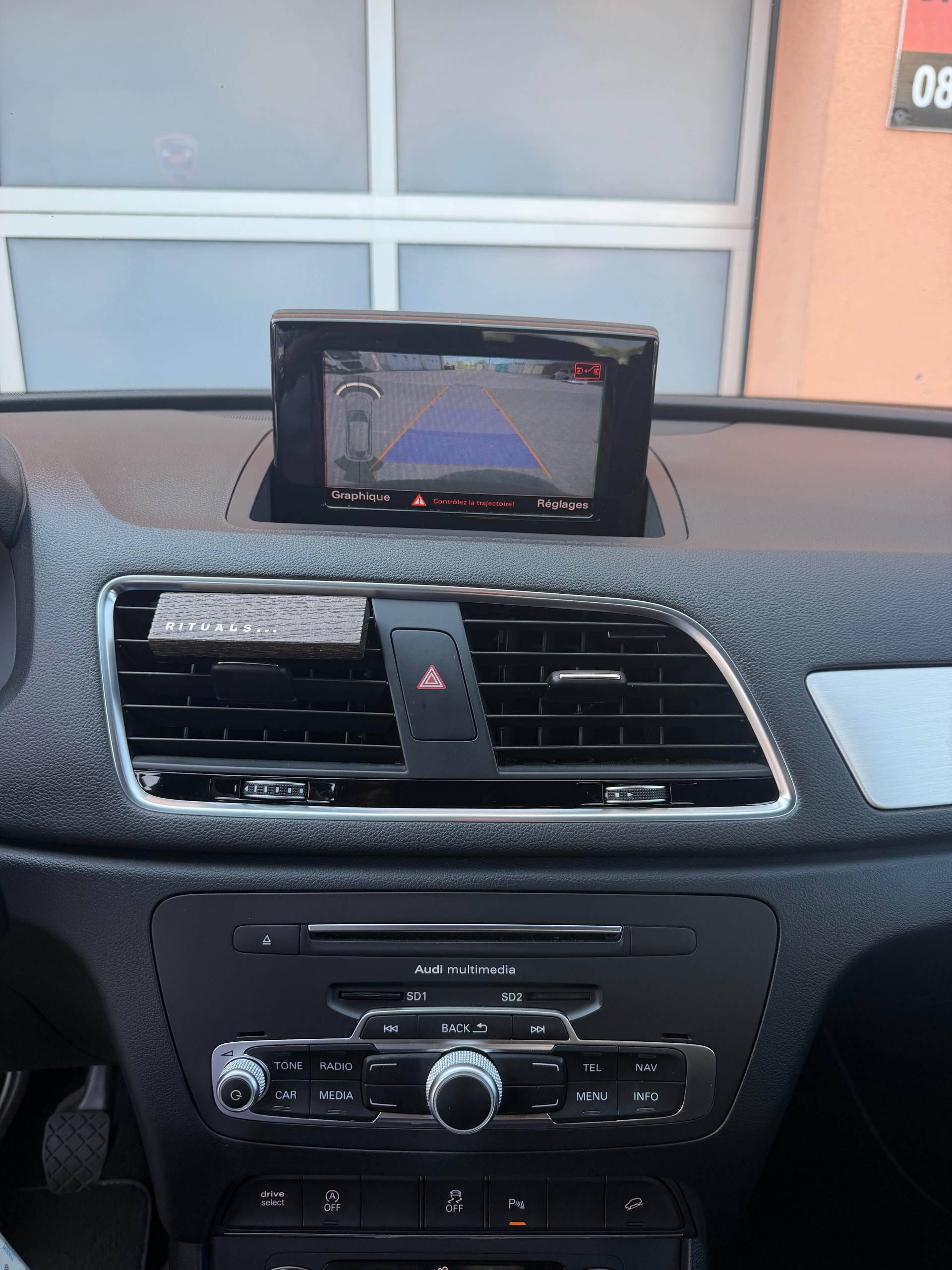 AUDI Q3 2.0 TDI S-Line-image-10