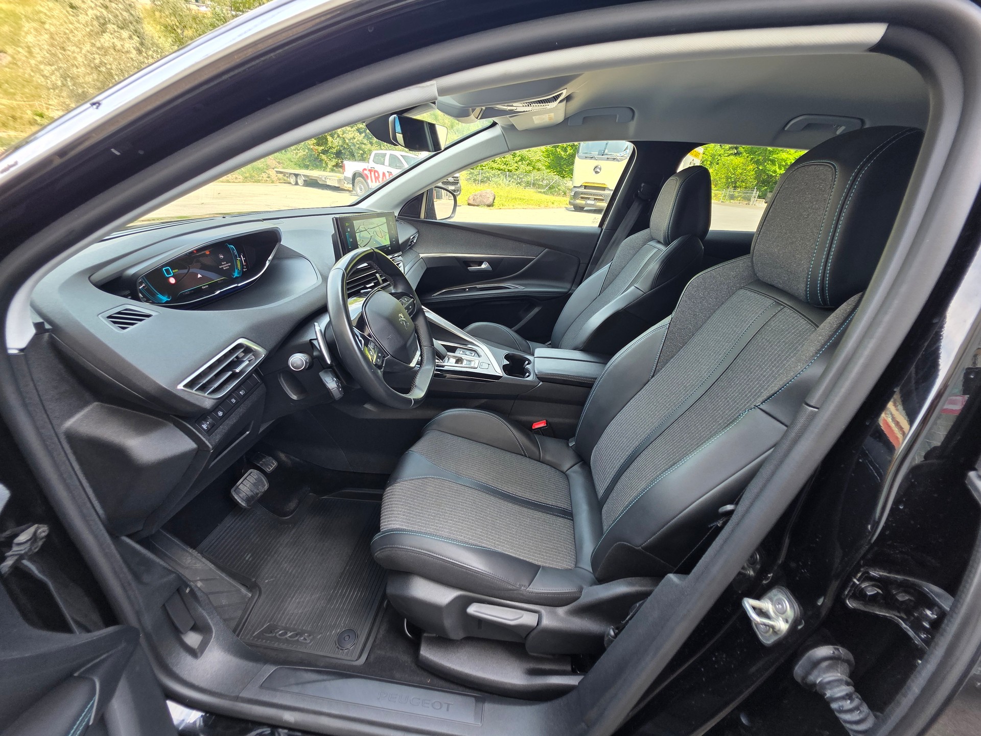 PEUGEOT 3008 300e Hybrid4 Allure Pack EAT8-image-23