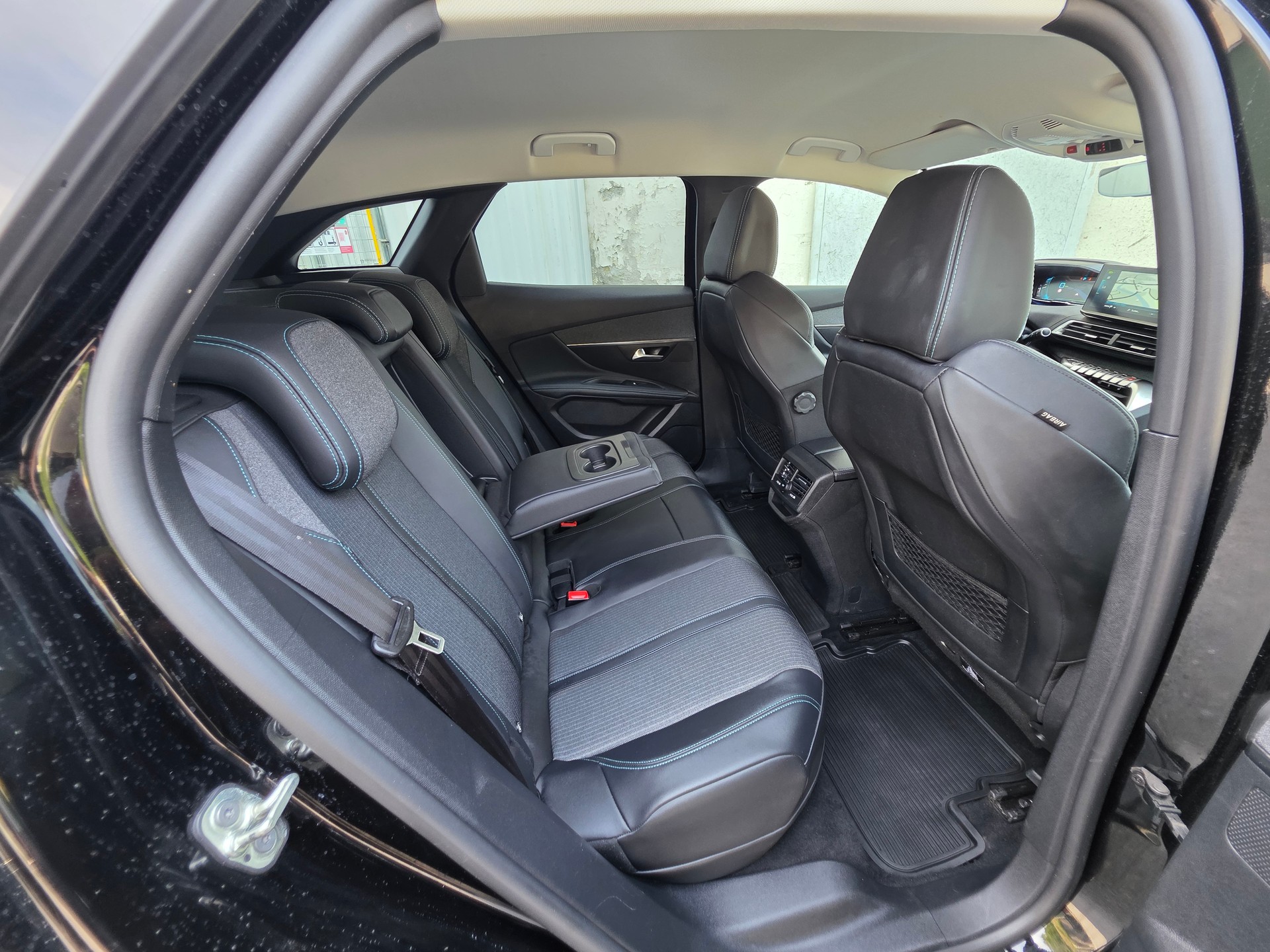 PEUGEOT 3008 300e Hybrid4 Allure Pack EAT8-image-26