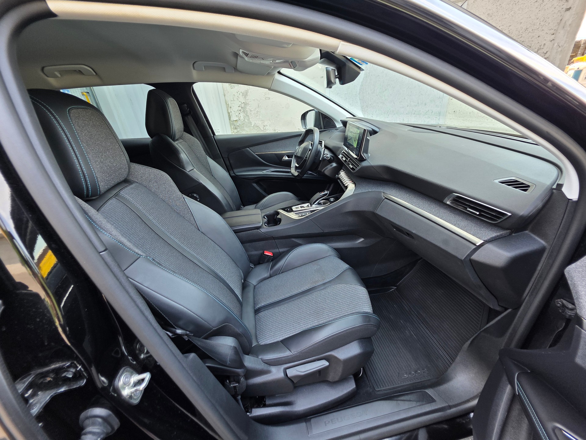 PEUGEOT 3008 300e Hybrid4 Allure Pack EAT8-image-24