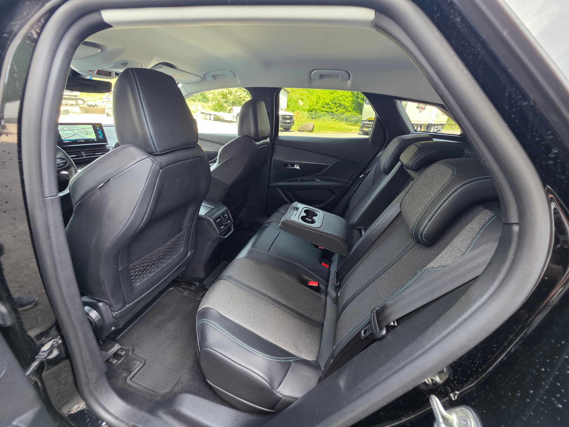 PEUGEOT 3008 300e Hybrid4 Allure Pack EAT8-image-25