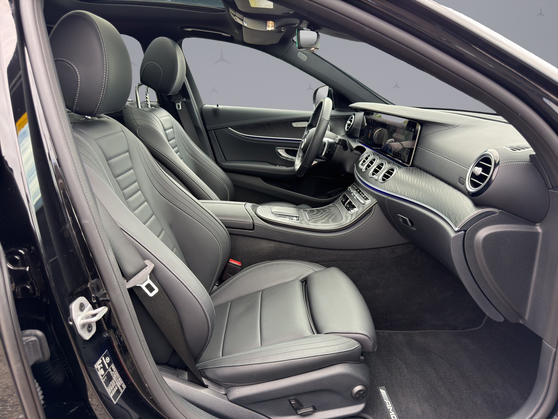MERCEDES-BENZ E 220 d AMG Line 4matic-image-15