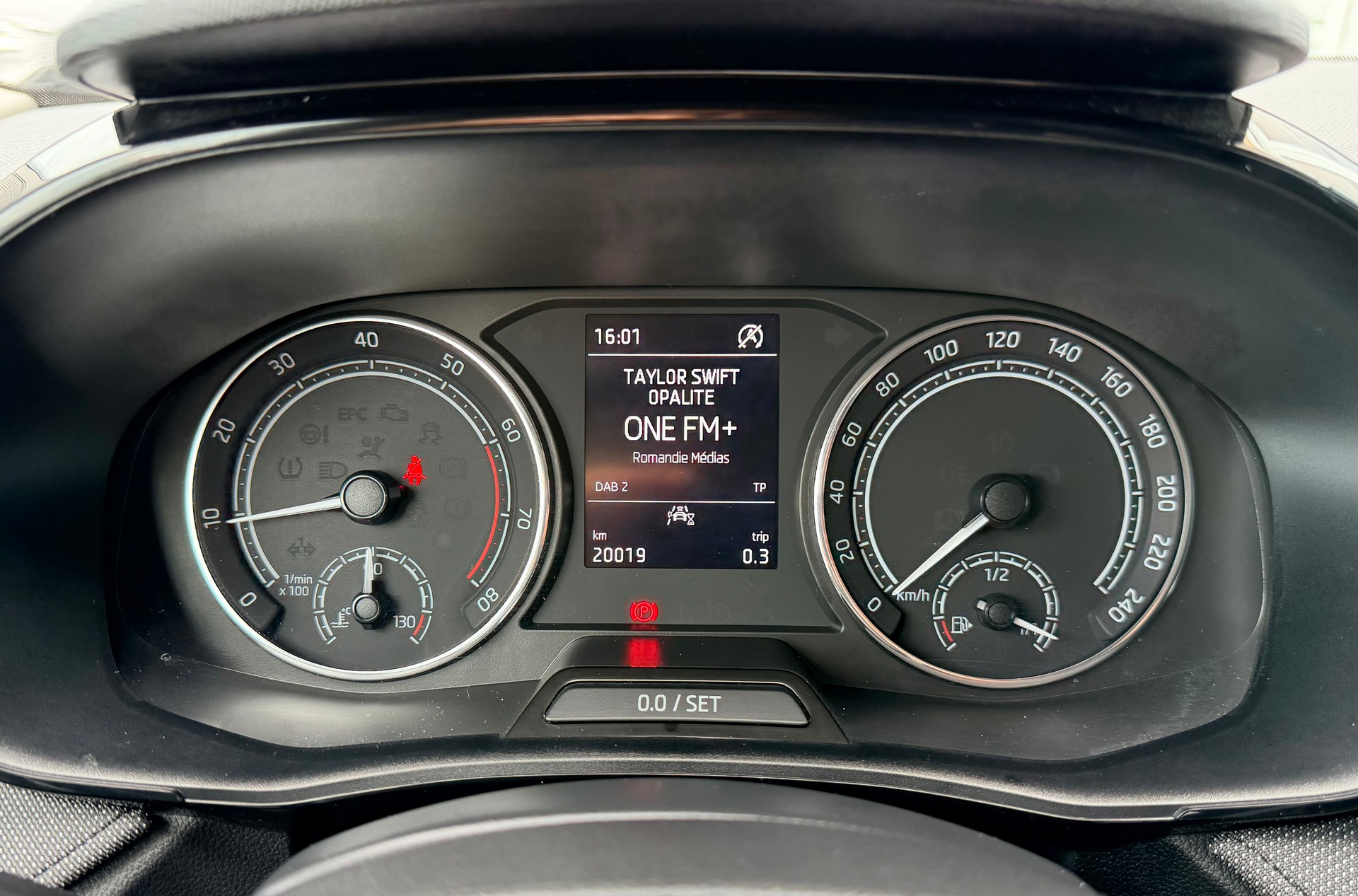 SKODA Fabia 1.0 TSI Ambition-image-14