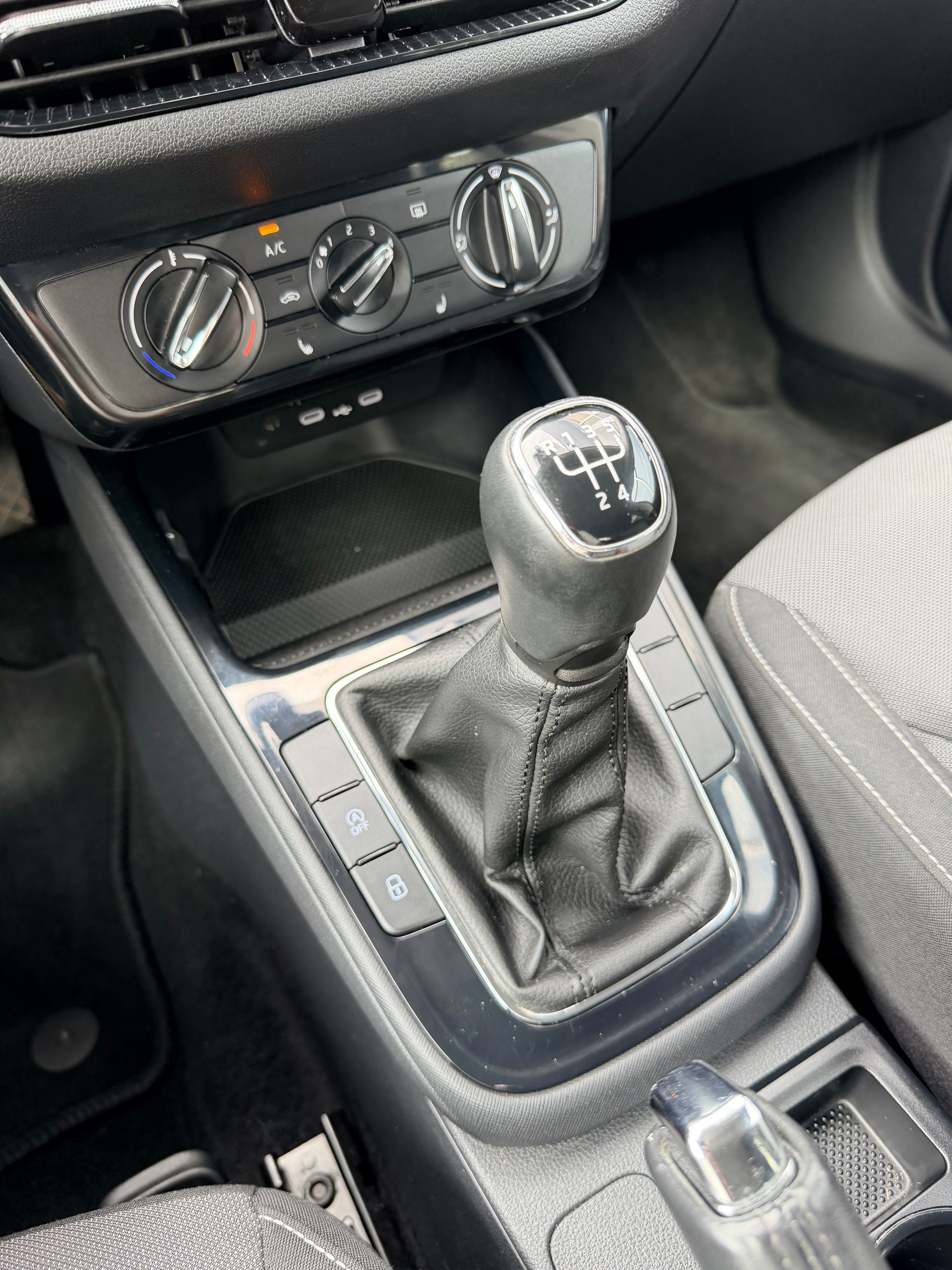 SKODA Fabia 1.0 TSI Ambition-image-17