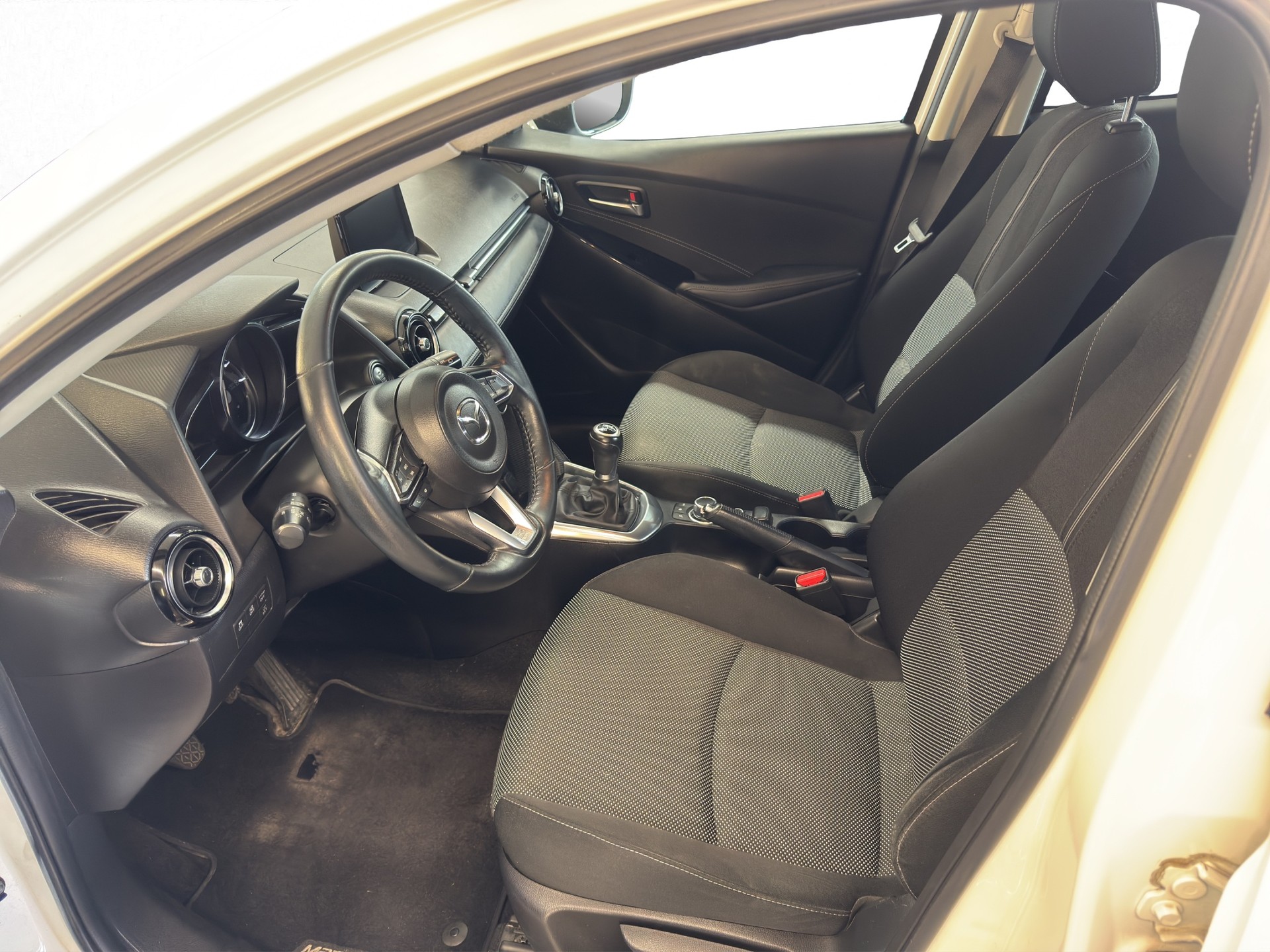 MAZDA 2 SKYACTIV-G 115 Revolution-image-6