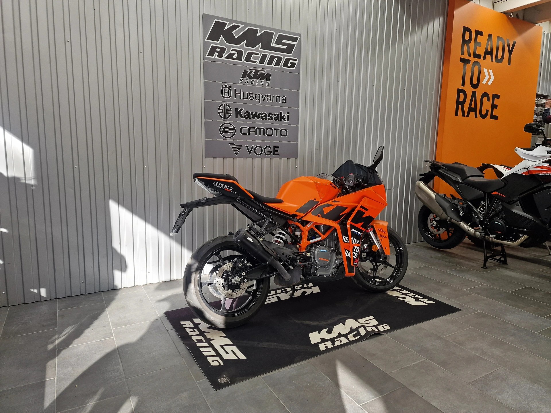 KTM RC 390-showroom-element-1