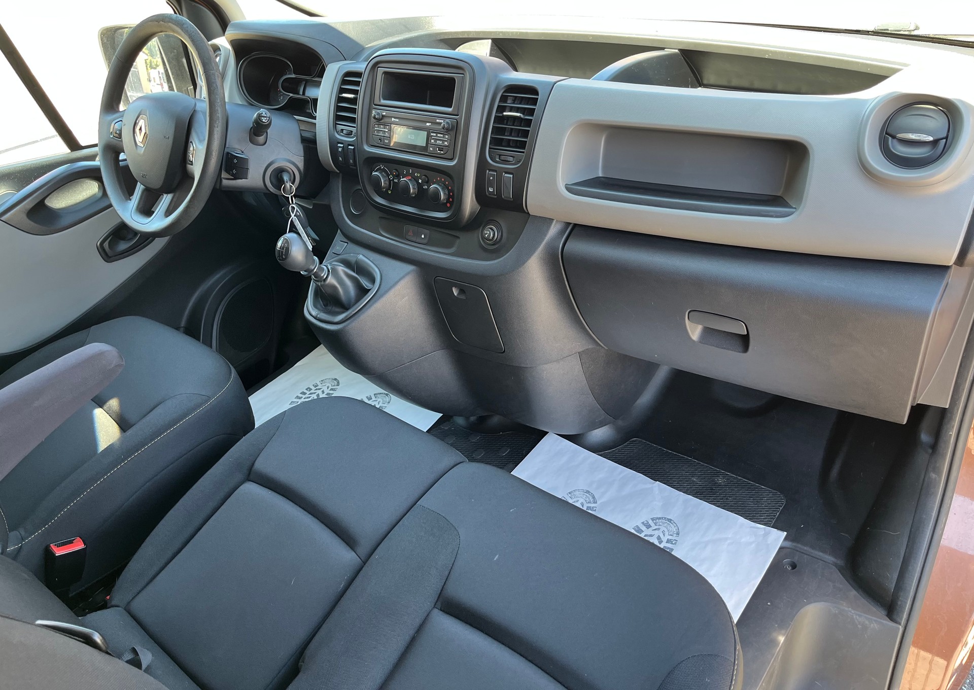 RENAULT Trafic 1.6 ENERGY TwinT. dCi125 2.9t Busin. L1H1 / Frisch ab MFK & Service / Anhängerkupplung-image-10