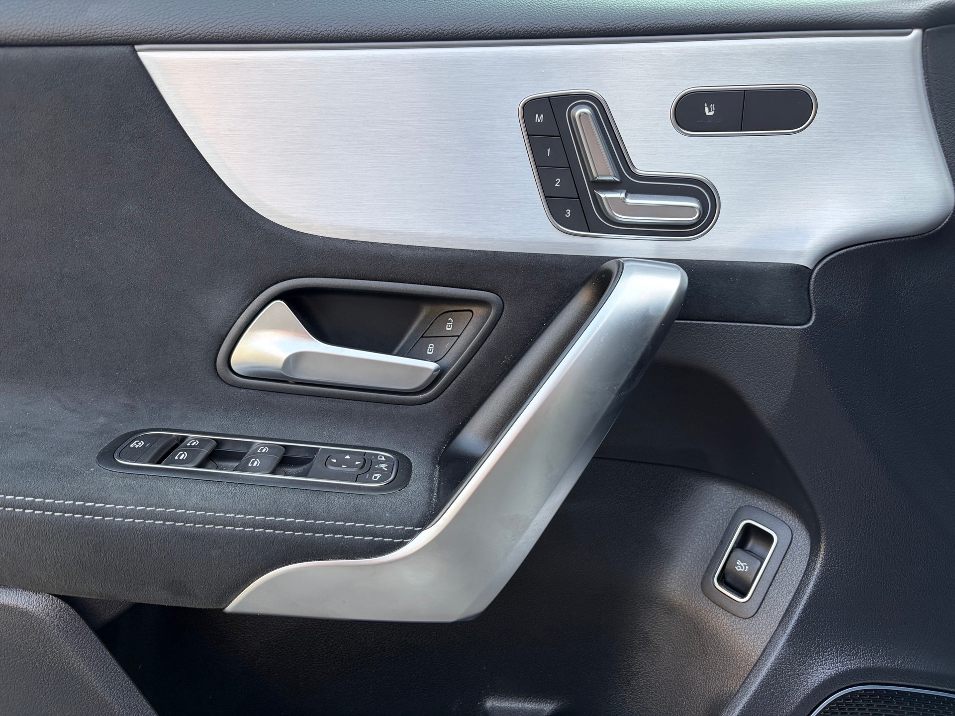 MERCEDES-BENZ A 220 4Matic 8G-DCT Limousine (V177)-image-9