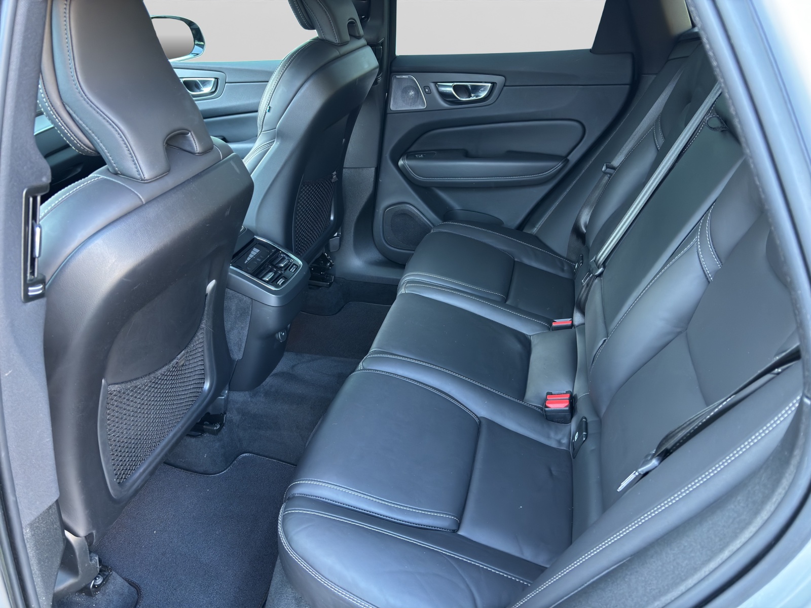 VOLVO XC60 2.0 B6 MH R-Design AWD-image-5