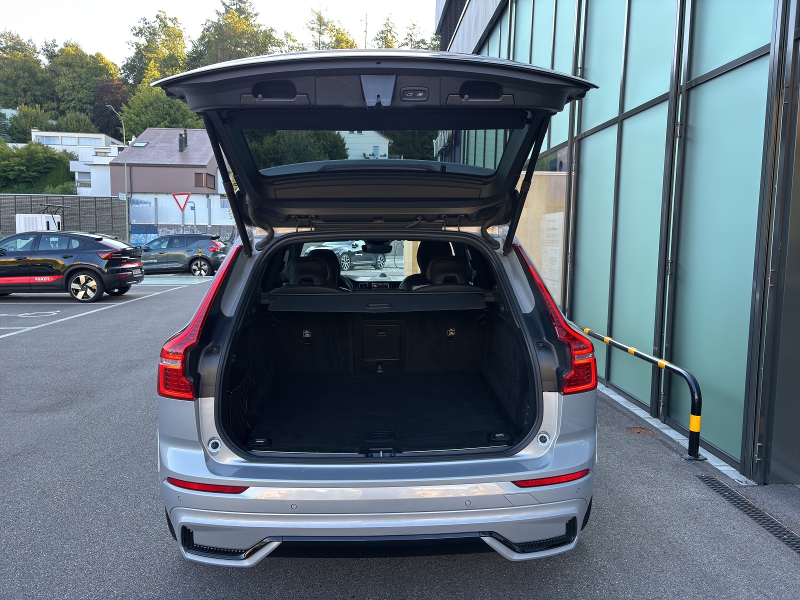 VOLVO XC60 2.0 B6 MH R-Design AWD-image-11