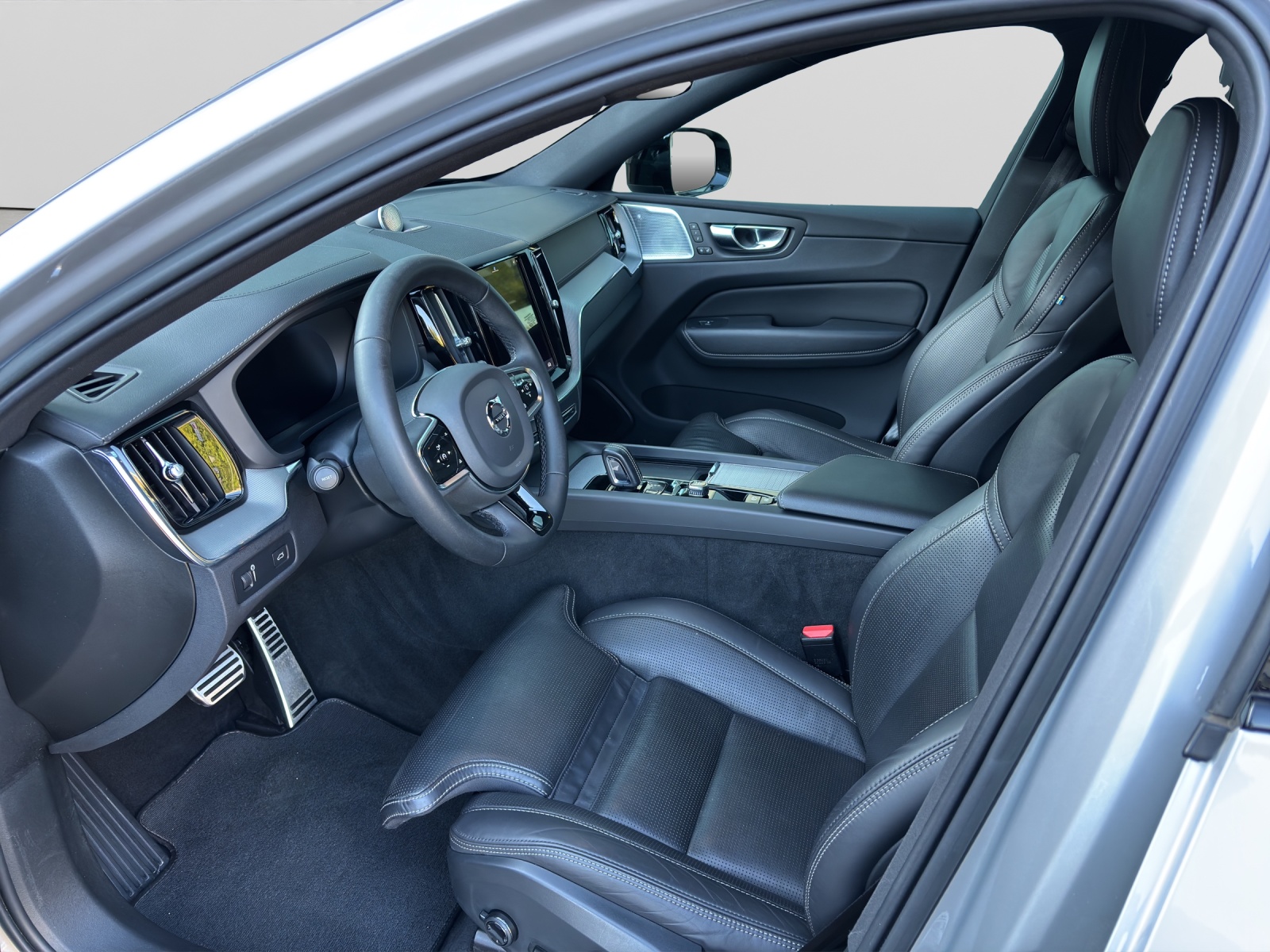 VOLVO XC60 2.0 B6 MH R-Design AWD-image-3