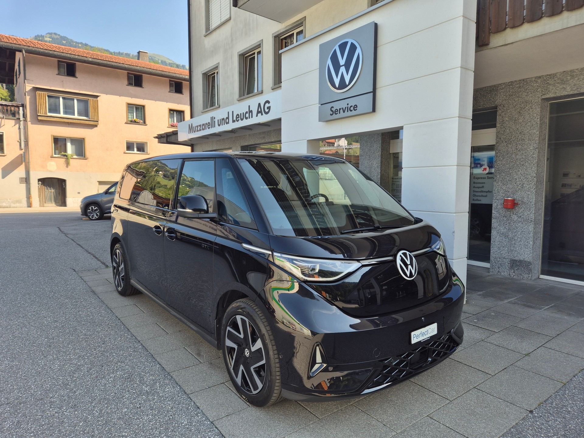 VW ID.Buzz LWB GTX 4 Motion-image-1