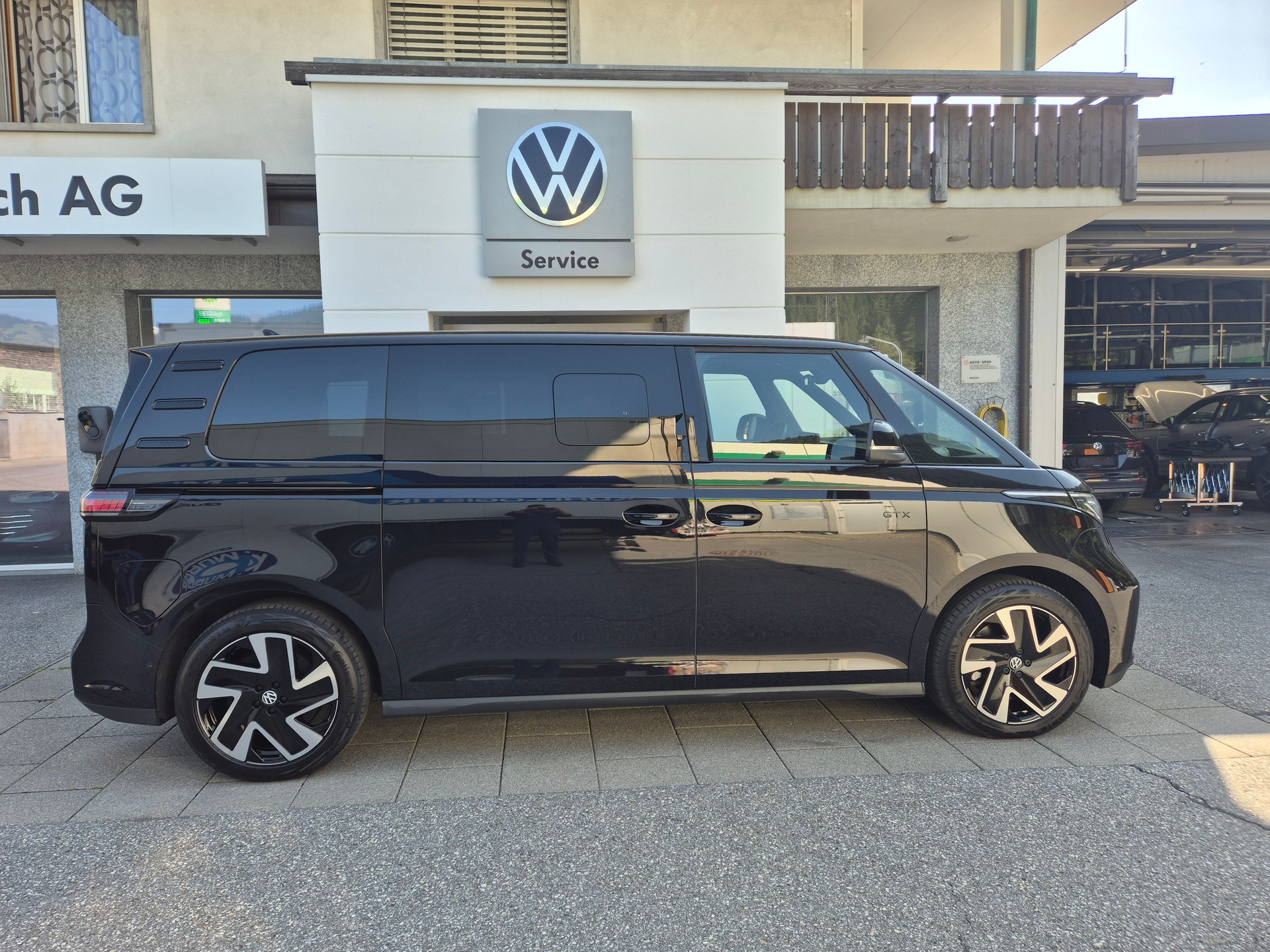 VW ID.Buzz LWB GTX 4 Motion-image-3