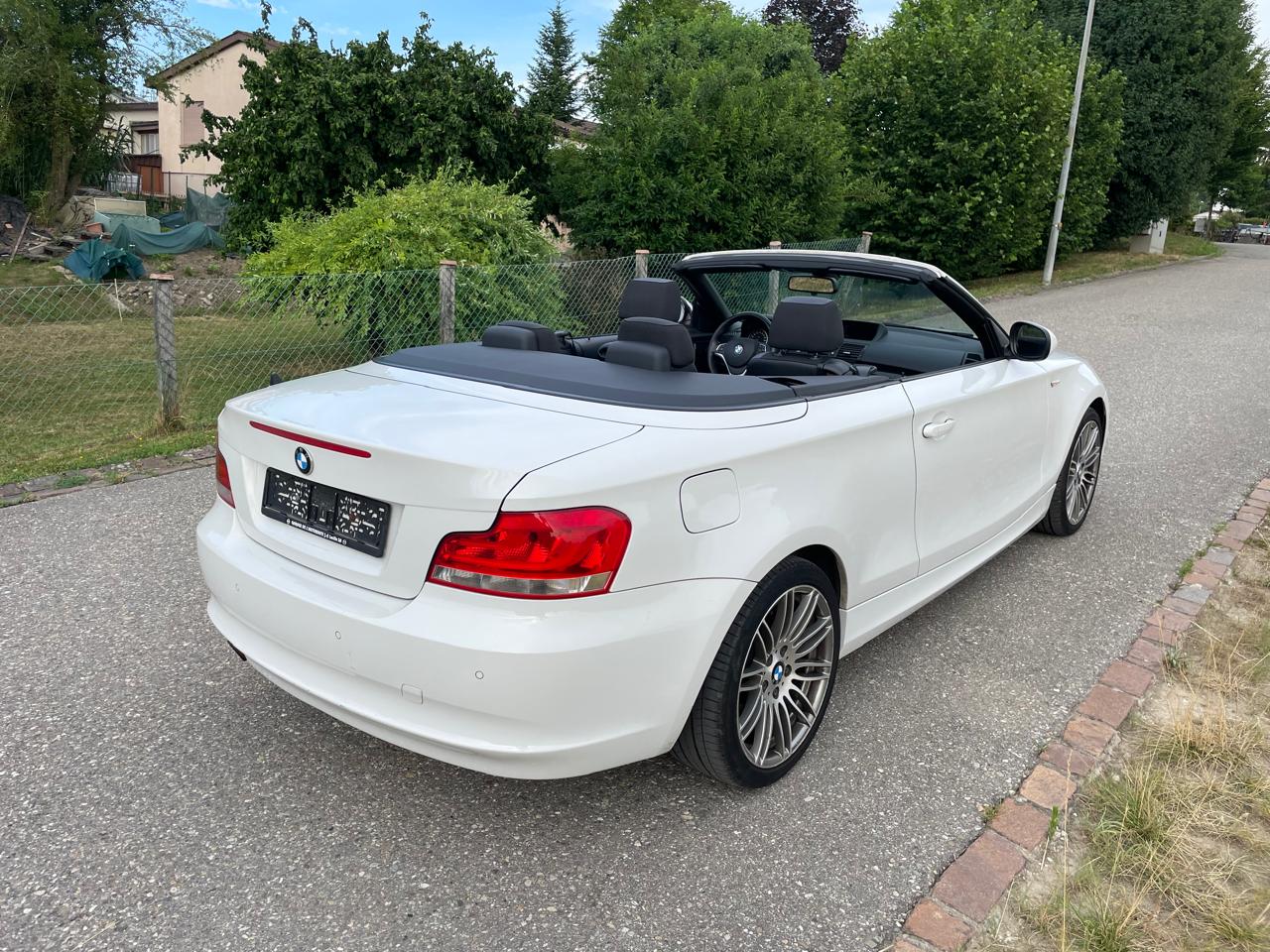 BMW 118i Cabrio-image-5