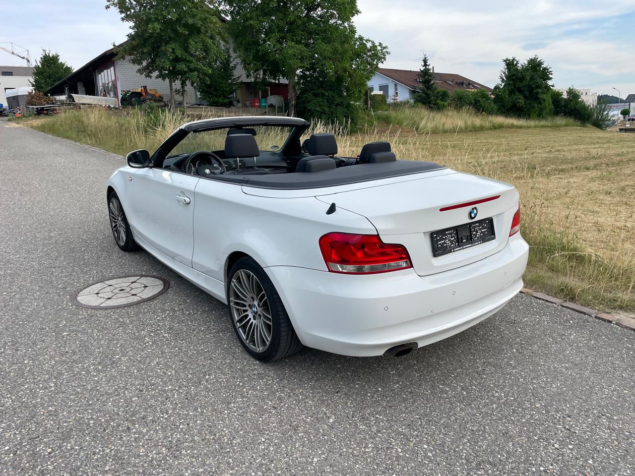 BMW 118i Cabrio-image-4